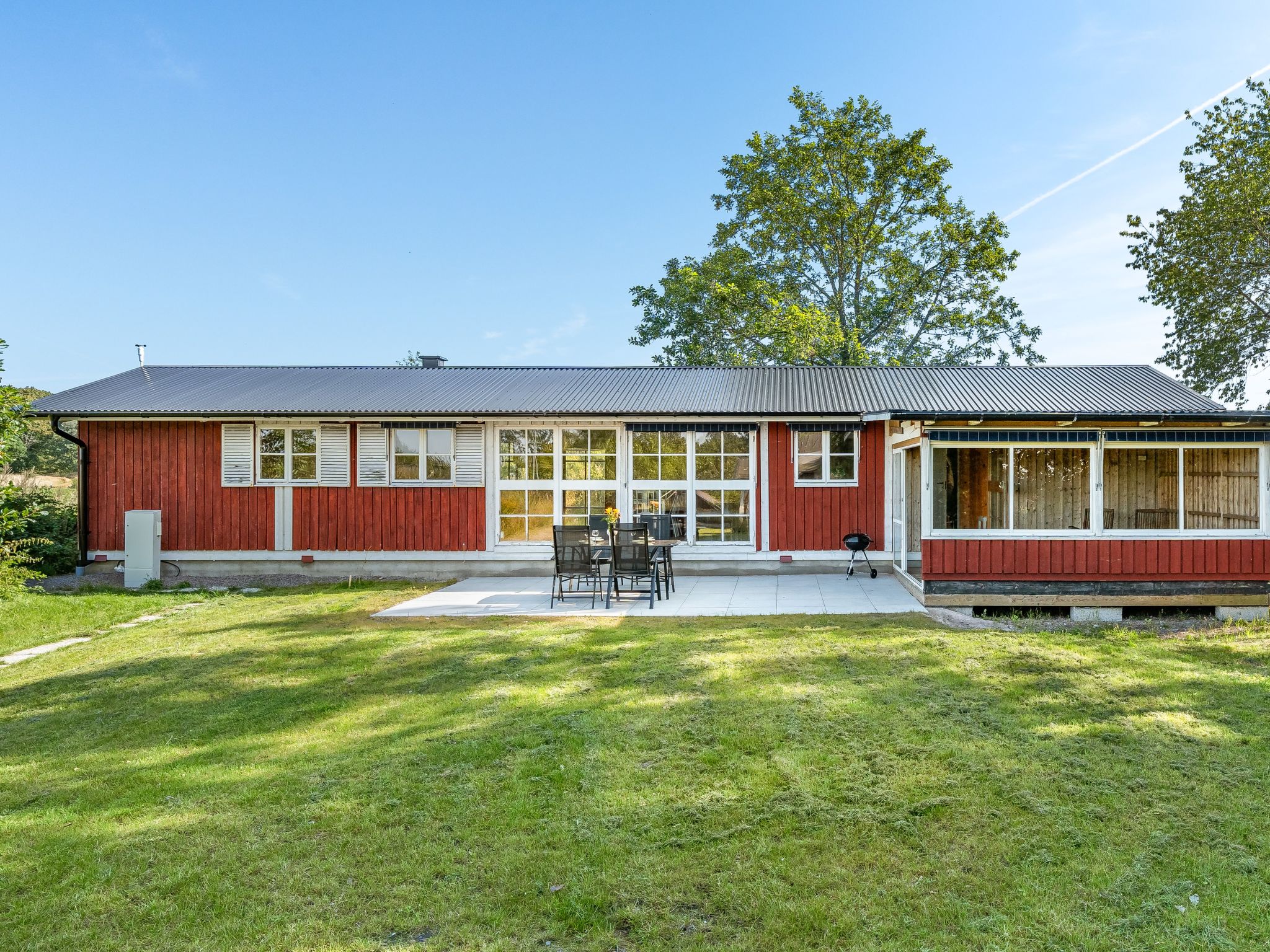 "Solhaga", huis 4-kamers 75 m2. Gezellig ingericht: woon-/eetkamer met schuifdeur met TV en elektrische verwarming. Cabine met 1 2-pers divanbed. 1 kamer met 1 2-pers bed. 1 kamer met 1 x 2 stapelbedd..