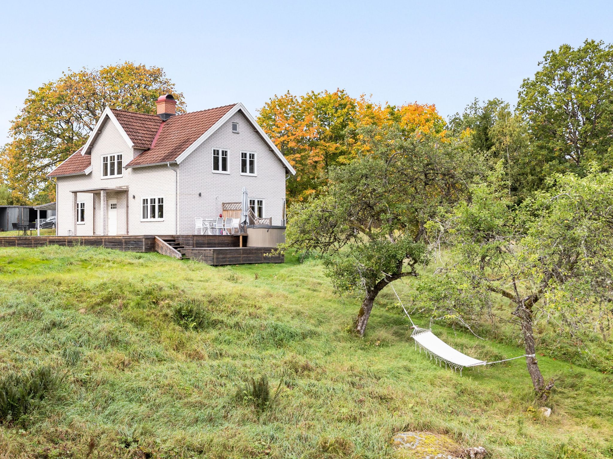 "Älmegården", woonboerderij 4-kamers 180 m2. Woonkamer met zwedenkachel en TV. 1 kamer met 1 2-pers bed. Groot keuken (4-pits kookplaat, oven, broodrooster, waterkoker, magnetron, diepvriezer, elekt..