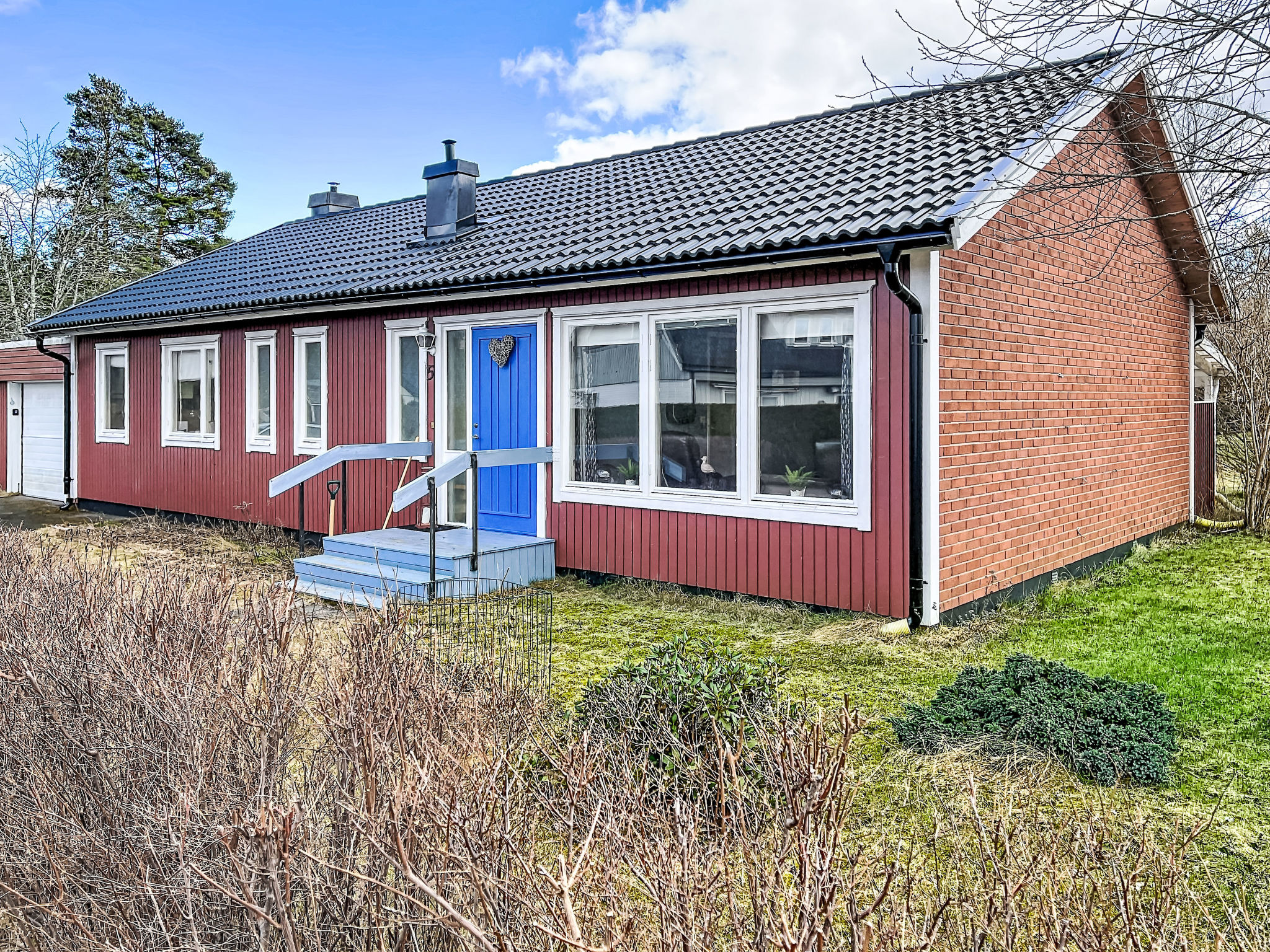 "Tallkotten", huis 5-kamers 120 m2. Smaakvol en gezellig ingericht: groot woonkamer met TV. Uitgang naar de tuin. 1 kamer met 1 2-pers bed (180 cm, lengte 200 cm). Uitgang naar de tuin. 1 kamer met 1 ..