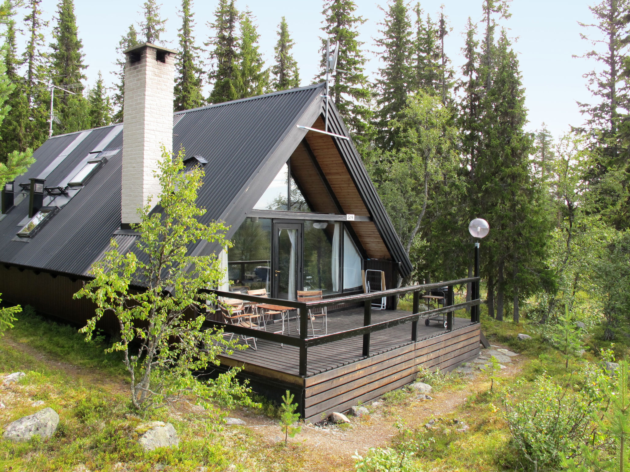 "Lofsdalen Fjällbjörken", huis 4-kamers 75 m2 op 2 verdiepingen. Gezellig en met veel hout ingericht: woon-/eetkamer met open haard, eettafel, Sat-TV, internationale TV-zenders en DVD. Uitgang naar ..