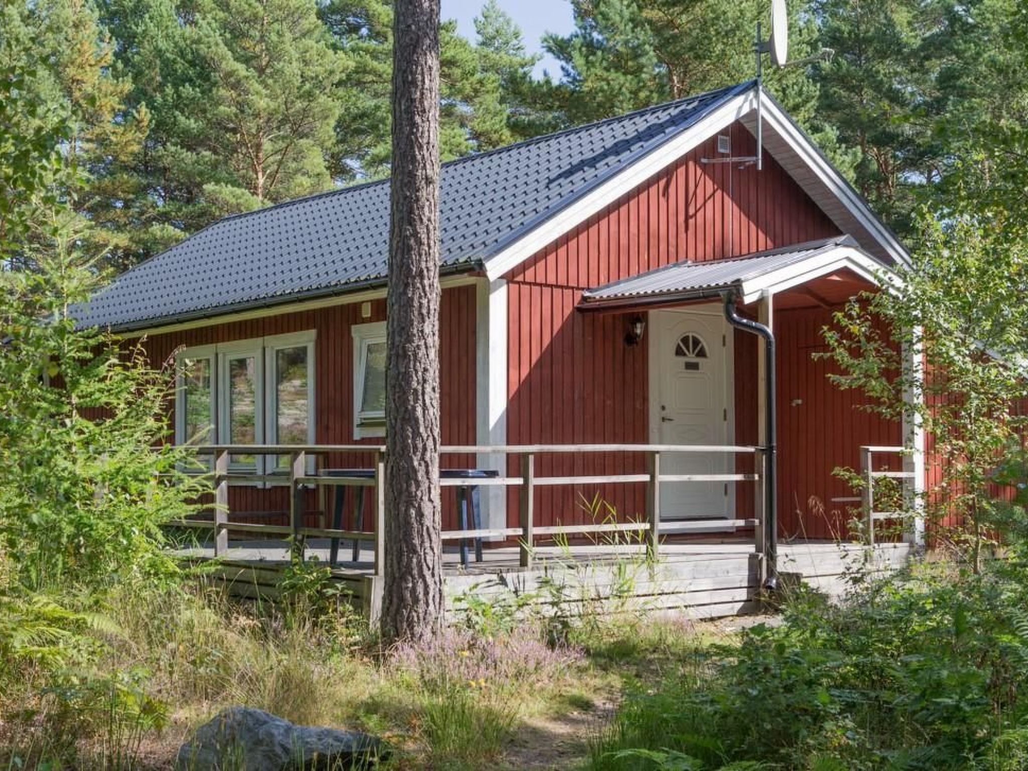 The property, a former farm, is about 7km from Loftahammar in the Västerviks municipality right in the Baltic Sea skerries. It also has 40 hectares of forest and has a skerry coast of around 1.5km. I..