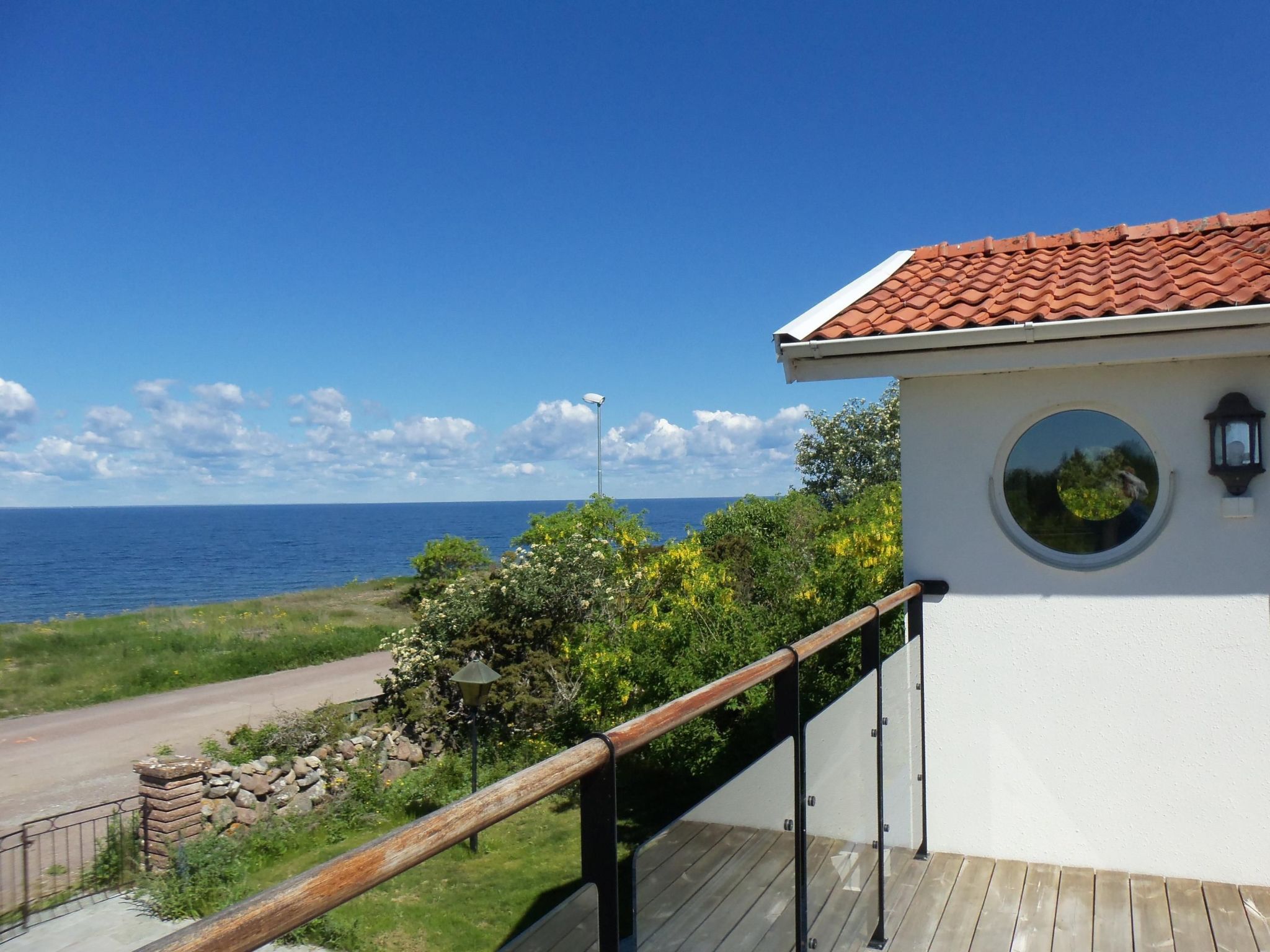 Discover the ultimate retreat in our beach villa, boasting a stunning location just a stone's throw from the sea. Renovated in 2010 to meet the highest standards, this 115m² property offers modern lu..