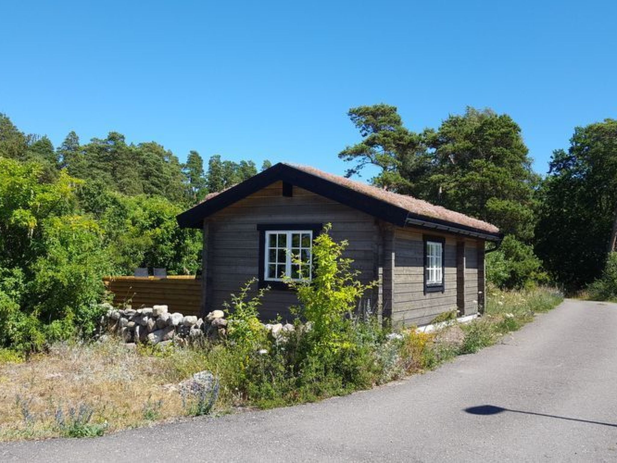 Discover the enchanting Sjötorpet, a unique accommodation by the sea located in the serene northern Öland! This newly furnished cottage offers a rustic charm with its beautiful sedum roof, providing..