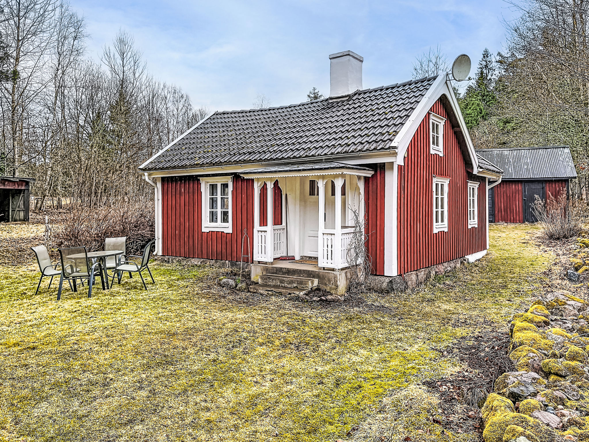"Kråktorpet", 2-kamers cottage 30 m2. Gezellig en met veel hout ingericht: kleine woon-/slaapkamer met 1 divanbed (90 cm, lengte 200 cm). Kleine kookhoek (2-pits kookplaat, broodrooster, waterkoker, ..
