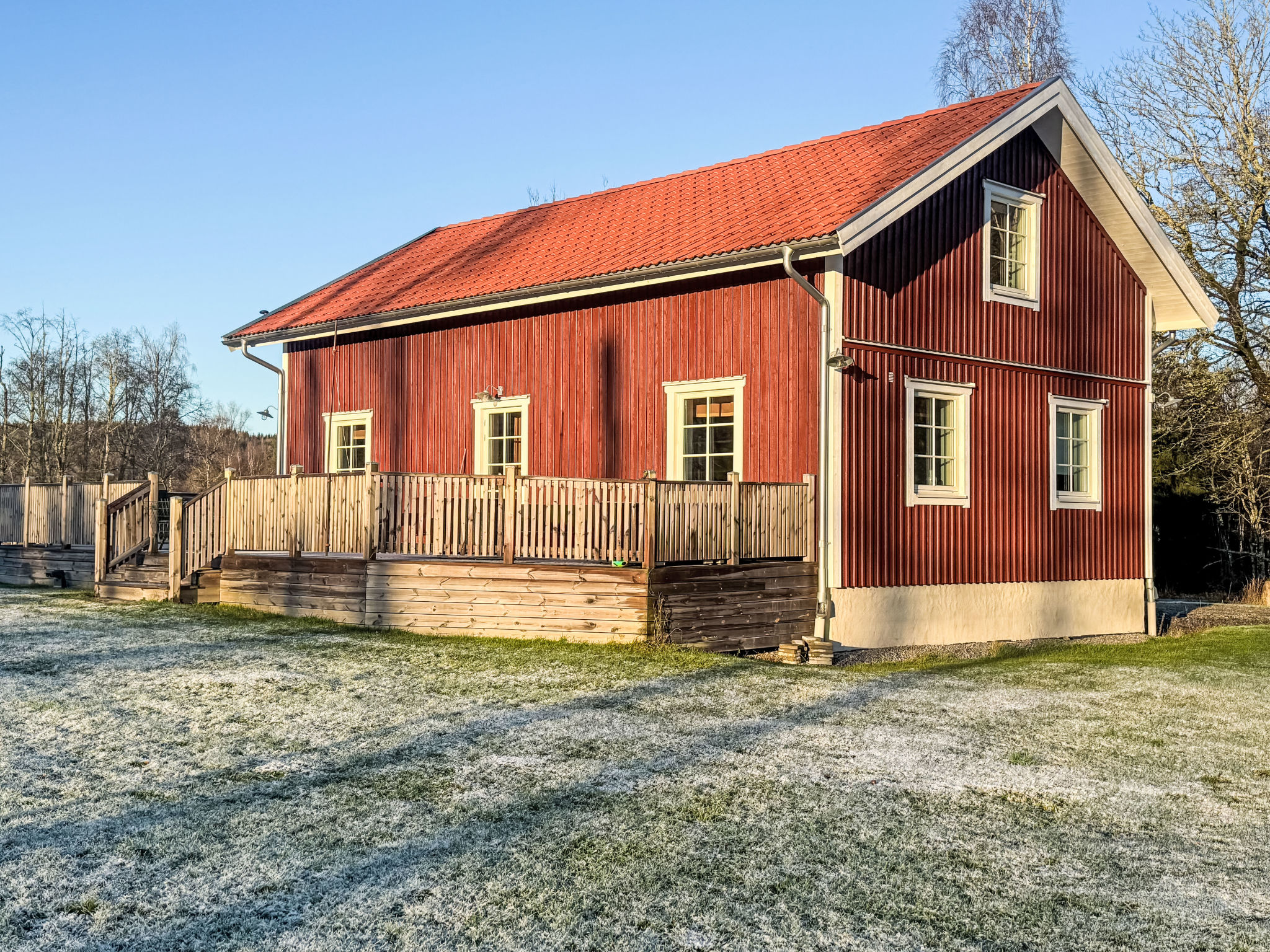 "Teåker", huis 5-kamers 120 m2. Mooi en modern ingericht: open woonkamer met TV (Flatscreen TV). 1 kamer met 1 2-pers bed (180 cm, lengte 200 cm). Open keuken (4-pits kookplaat, oven, broodrooster, m..