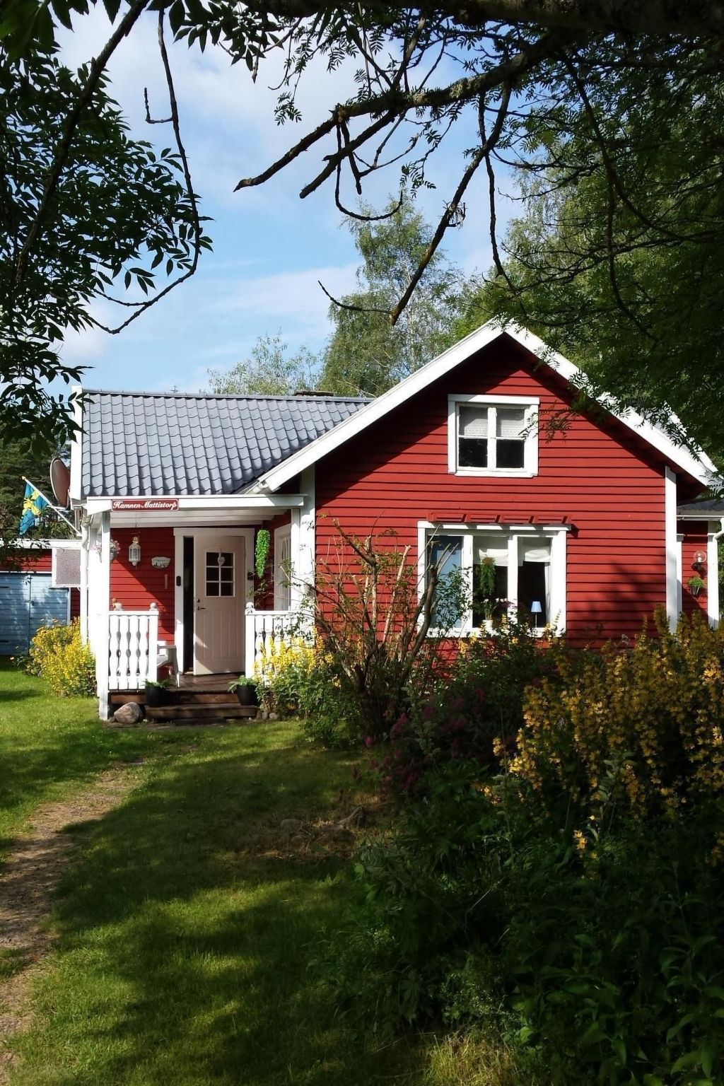 The beautifully laid-out site of around 1631m² with lawns and trees enjoys a quiet location and is part of a little estate occupied by Swedish people, near the town of Mölltorp and 5km from the regi..