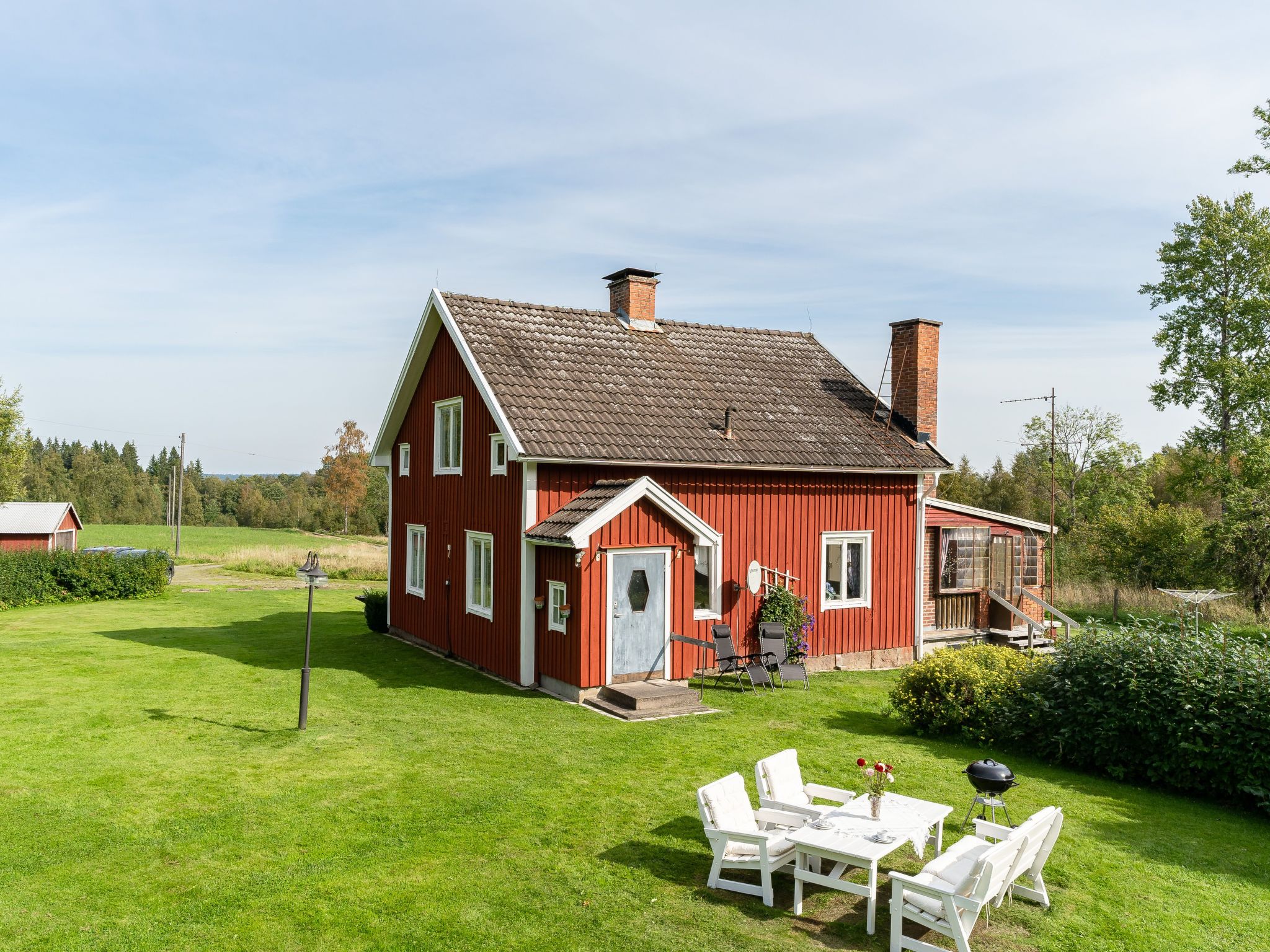 "Hultet", huis 5-kamers 96 m2 op 2 verdiepingen. Gezellig ingericht: hal met open haard (alleen decoratie). Eetkamer. Woon-/slaapkamer met 1 2-pers divanbed en Sat-TV. Uitgang naar de veranda. Open ke..