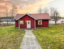 Vrijstaand huis aan het water met eigen tuin en sauna in Småland - thumbnail 1