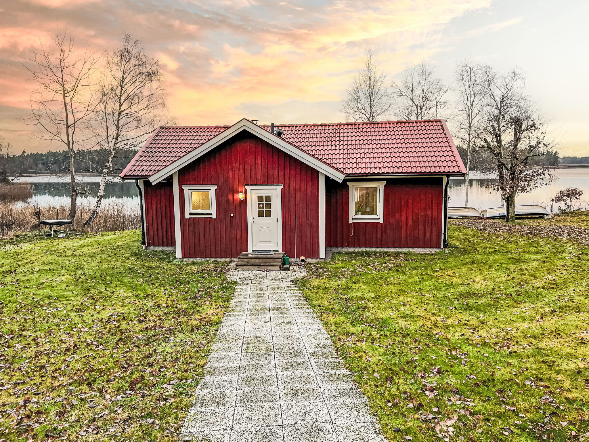 "Hults-Kulla", huis 3-kamers. Comfortabel ingericht: woonkamer met zwedenkachel, TV en internationale TV-zenders. 2 kamers, elke kamer heeft 2 bedden (90 cm, lengte 200 cm). Open keuken (oven, 4 keram..