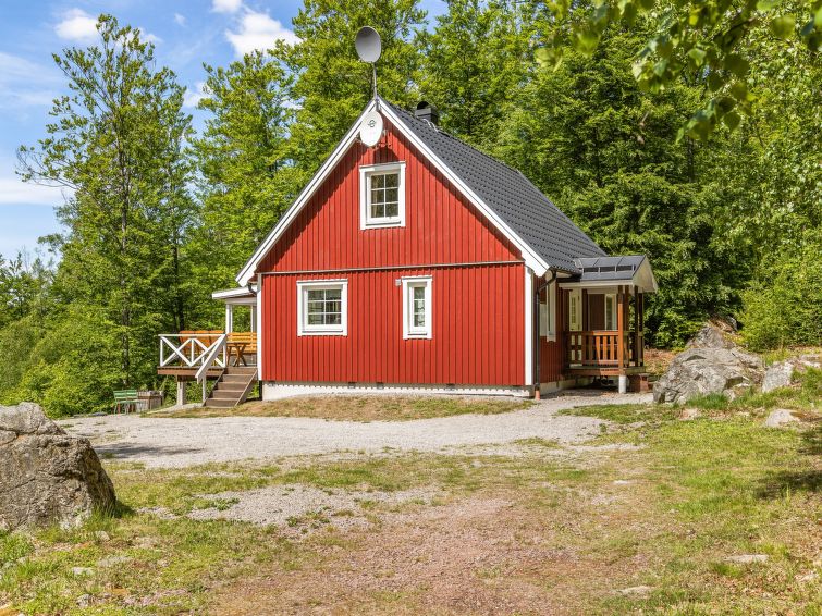 "Erikstorp Tvåan", huis 4-kamers 95 m2 op 2 verdiepingen. Het objekt is geschikt voor 6 volwassenen. Mooi en gezellig ingericht: woon-/eetkamer met zwedenkachel, eettafel en Sat-TV. Uitgang naar de v..