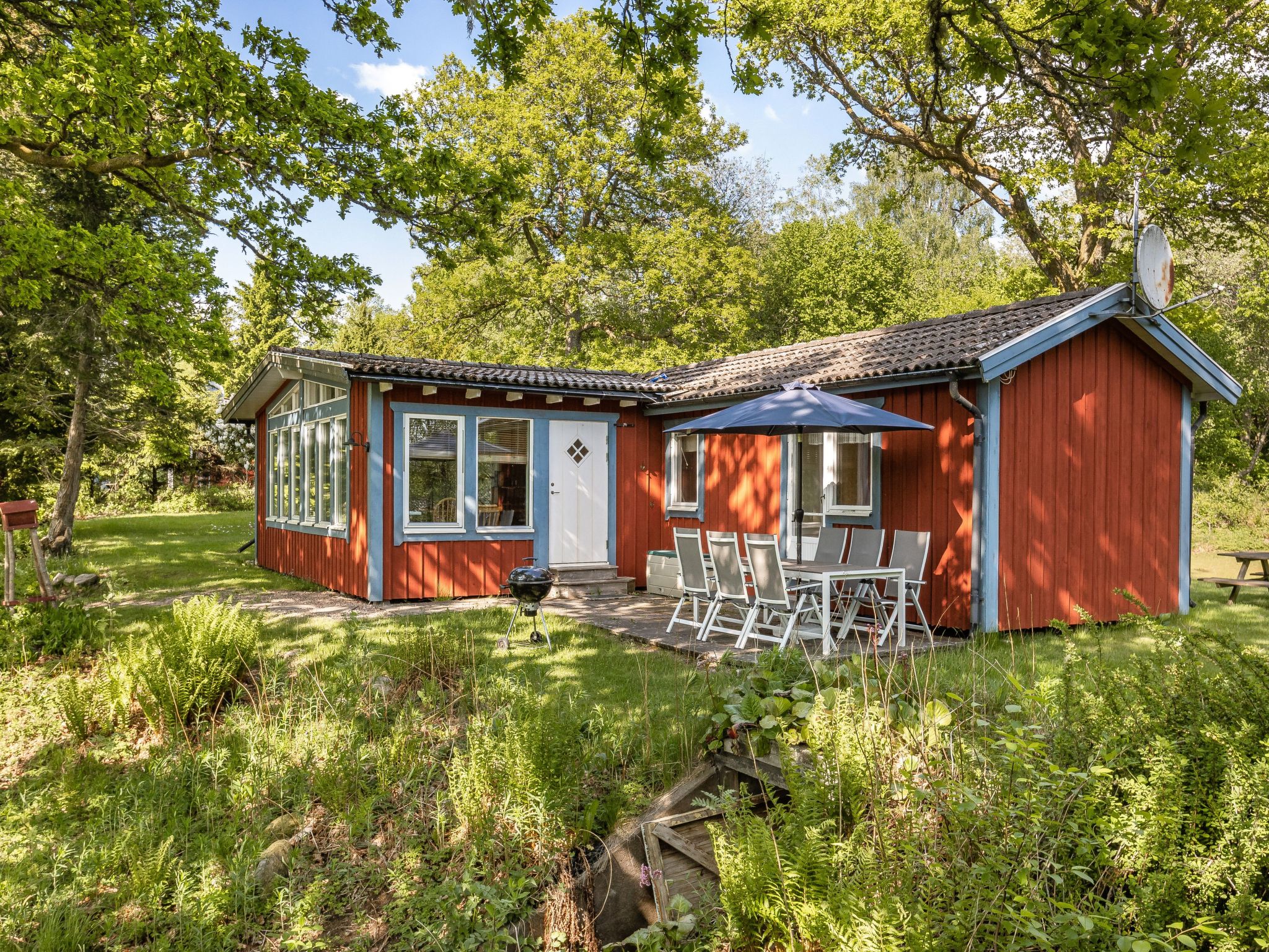 "Ängasjö Ekbacken", huis 4-kamers 92 m2. Gezellig ingericht: woon-/eetkamer met eettafel en Sat-TV. Uitgang naar het terras. 1 kamer met 2 bedden. 1 kamer met 2 bedden. Uitgang naar het terras. 1 ka..