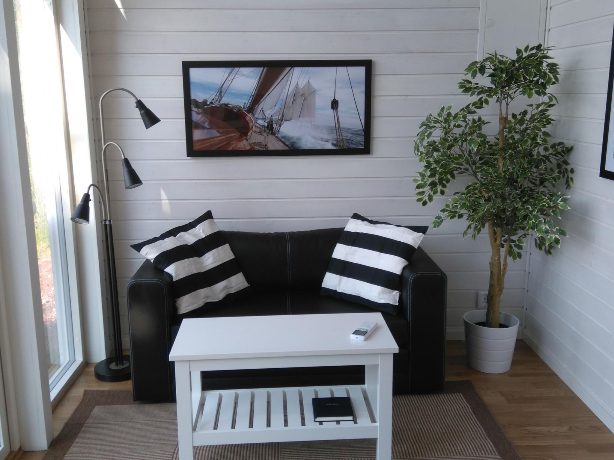 Holzhaus mit Terrasse, direkt an einer Bucht-Binnen