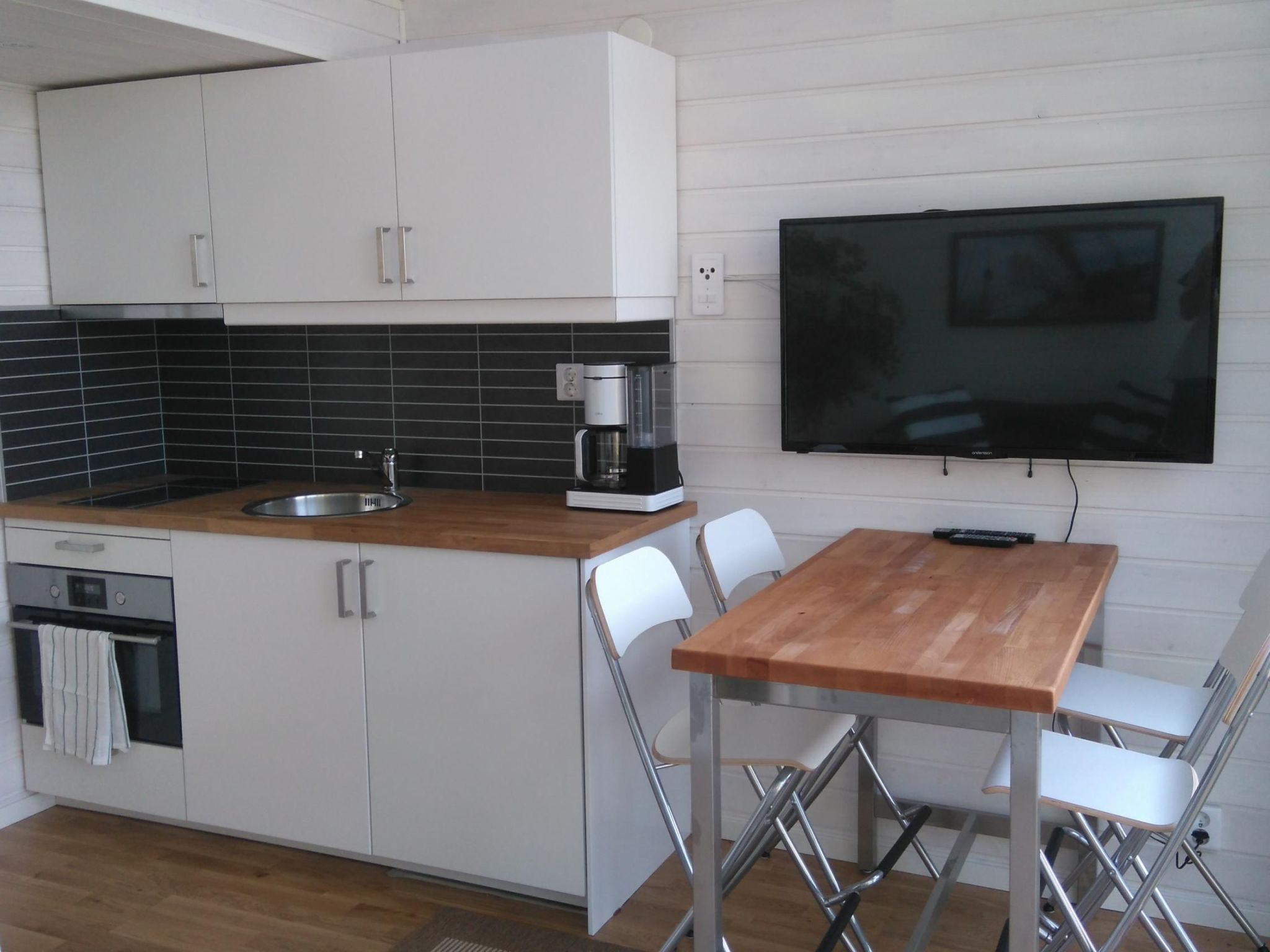 Holzhaus mit Terrasse, direkt an einer Bucht-Binnen