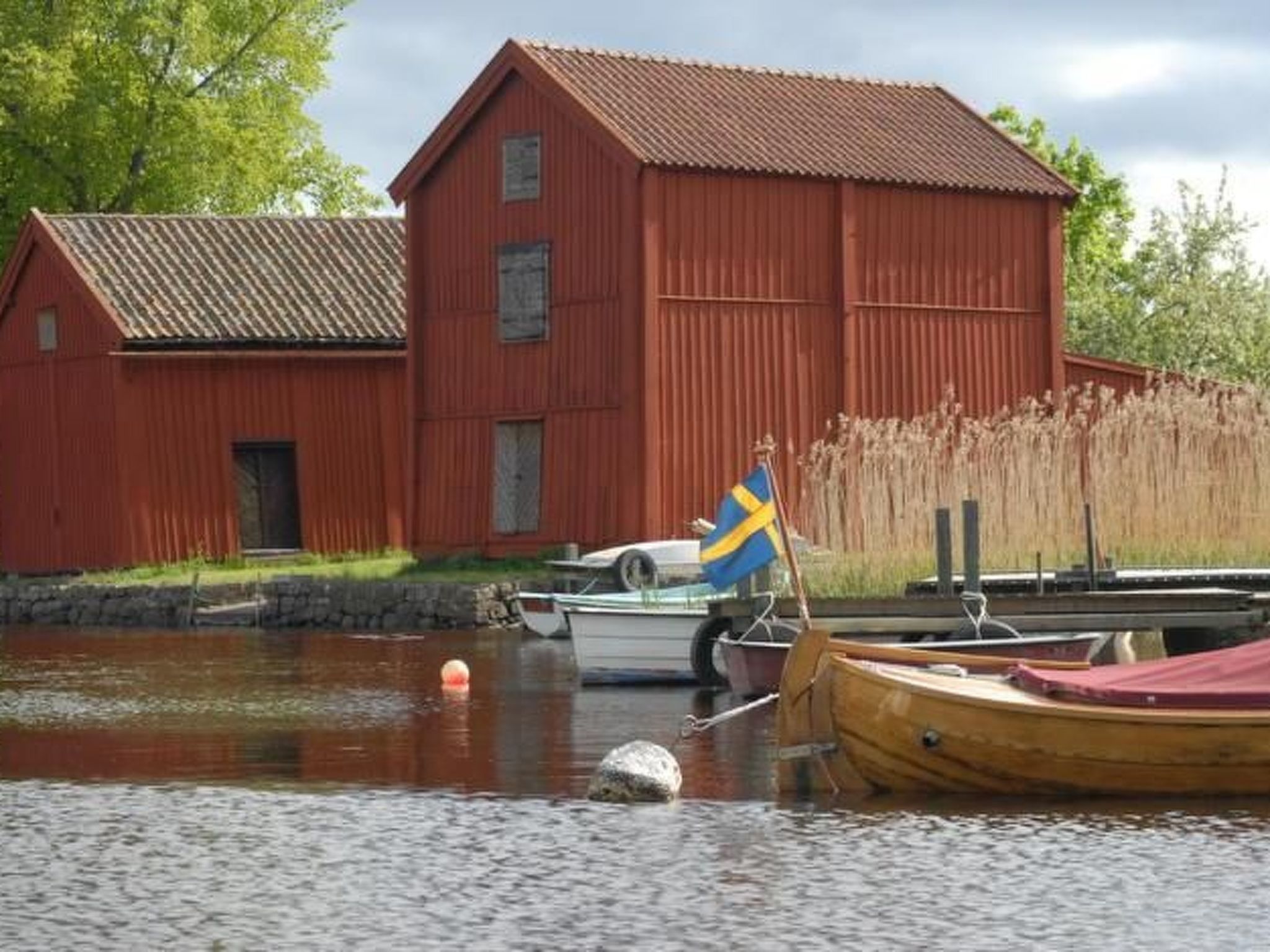 Holzhaus mit Terrasse, direkt an einer Bucht-Binnen