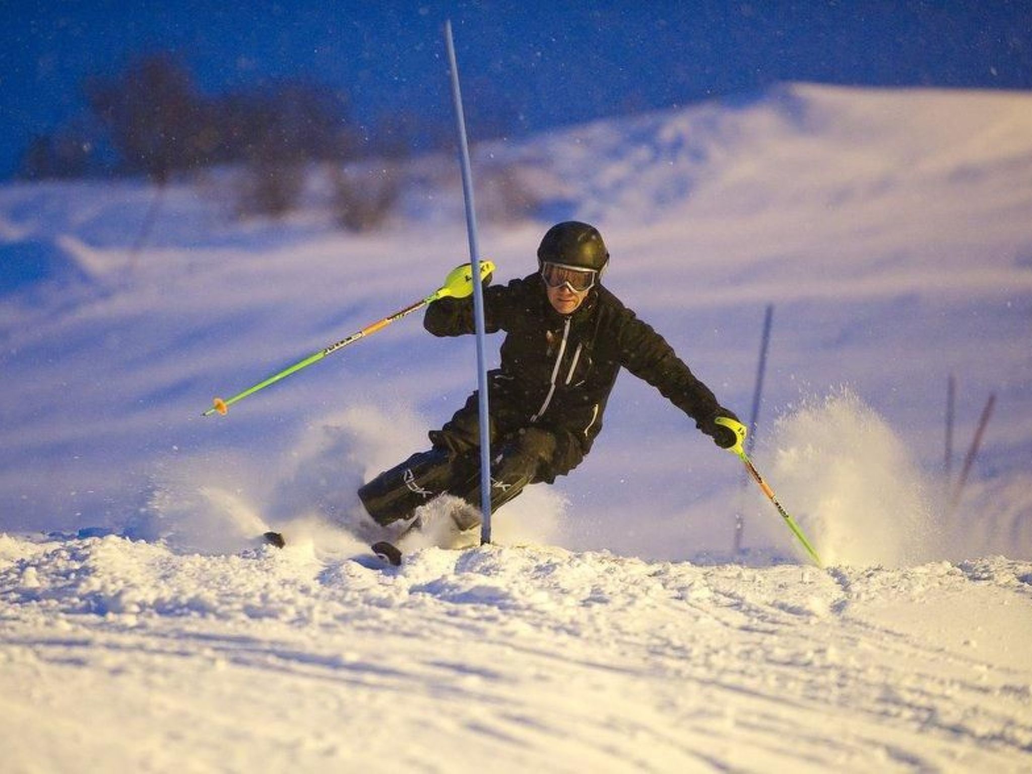 Holzhaus mit Terrasse, direkt an einer Bucht