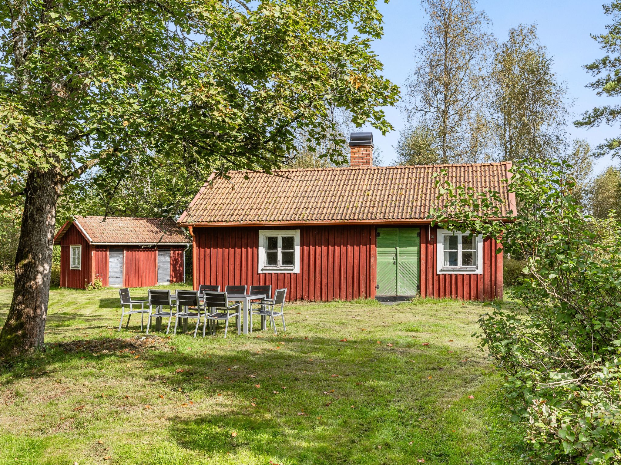 "Svenstorp", 4-Zimmer-Haus 110 m2 auf 2 Stockwerken. Zweckmässig eingerichtet: Wohn-/Esszimmer, Deckenhöhe 205 cm mit Schwedenofen, Esstisch und Sat-TV. Wohn-/Schlafzimmer mit 1 Doppeldiwanbett, Sch..