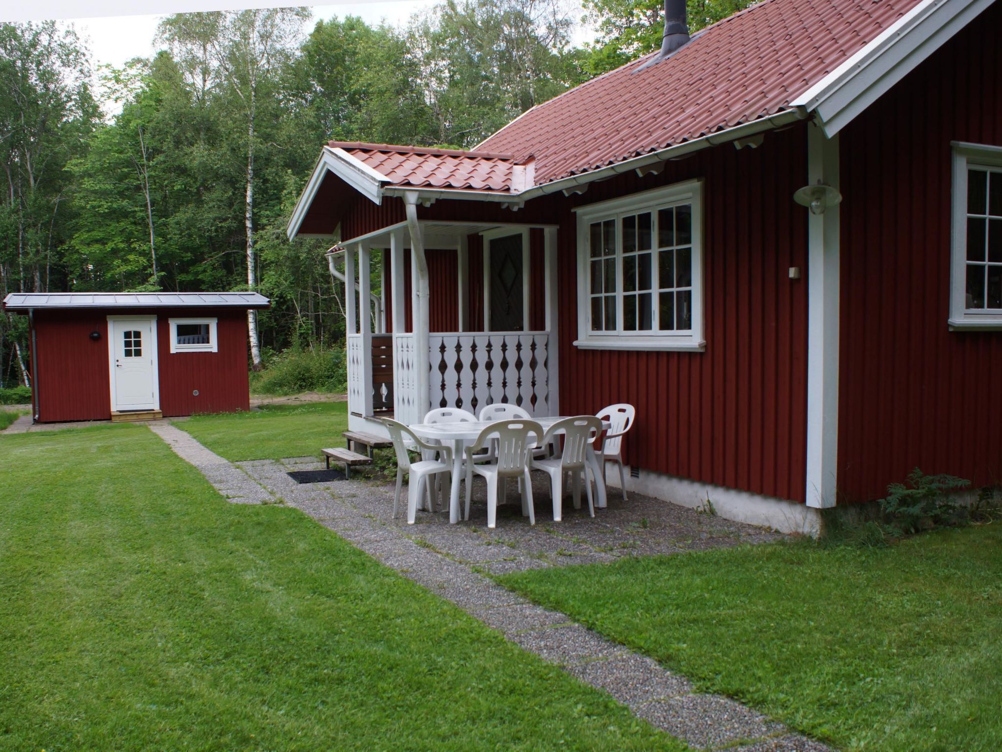 Gemütliches Holzhaus mit Boot