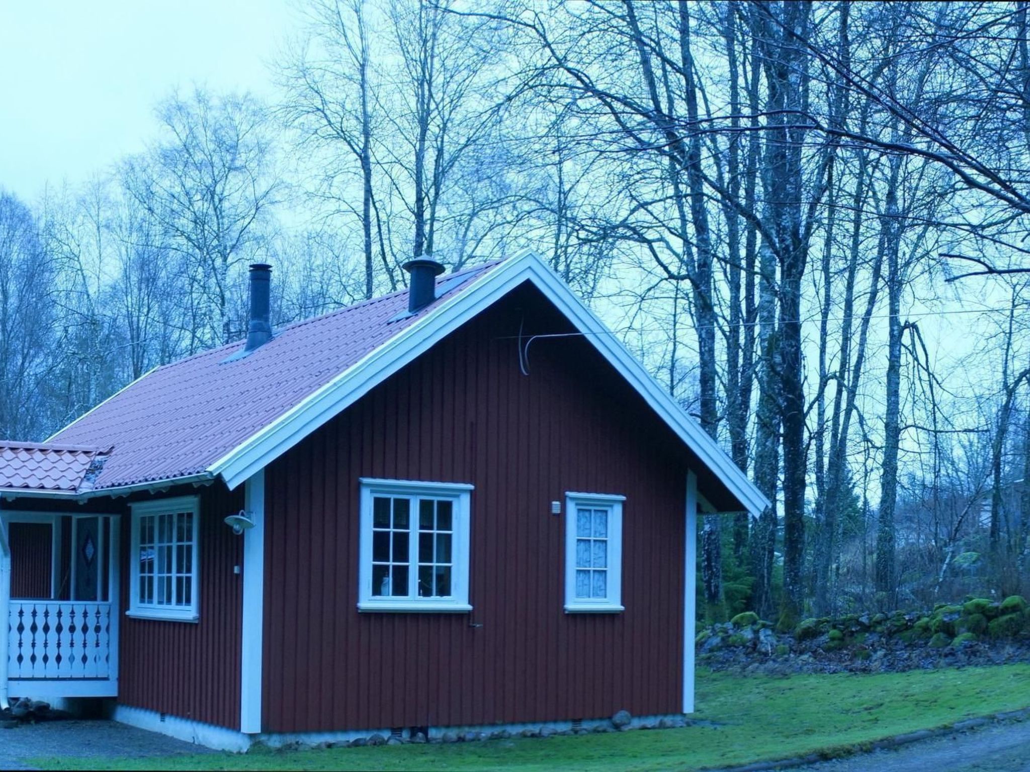 Gemütliches Holzhaus mit Boot
