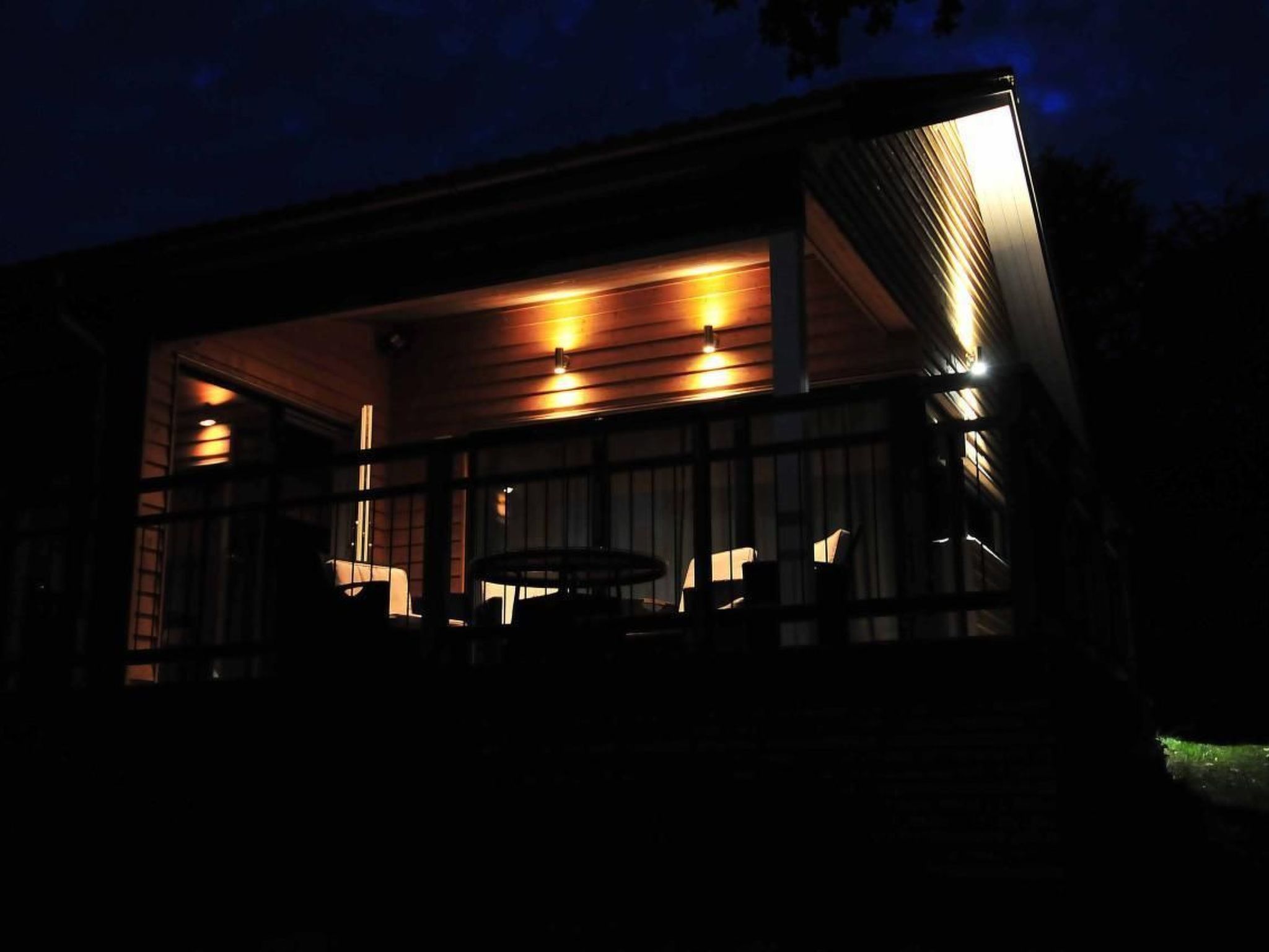 Villa "Vitasjö" mit Terrasse, Grill und Garten-Buiten