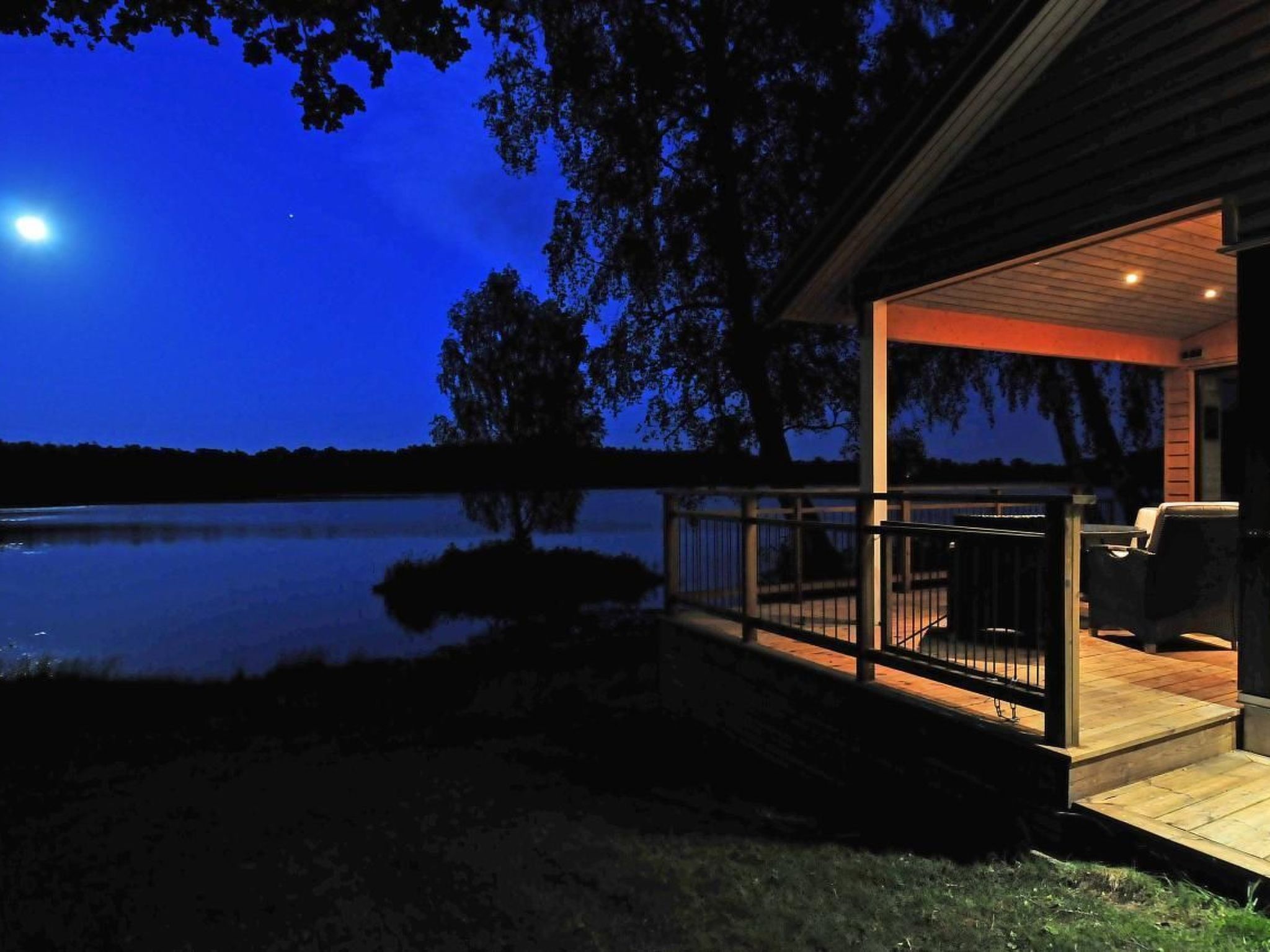 Villa "Vitasjö" mit Terrasse, Grill und Garten-Buiten