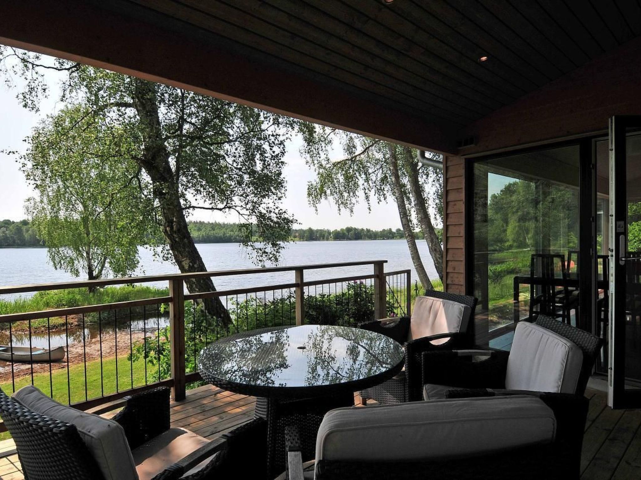 Villa "Vitasjö" mit Terrasse, Grill und Garten-Buiten