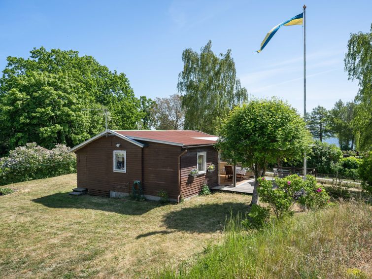 "Djursvik", huis 2-kamers 40 m2. Licht, smaakvol ingericht: woon-/eetkamer met wintertuin met eettafel, TV en CD-speler. 1 kamer met 2 bedden. Open keuken (oven, 4 keramische glas kookplaten, broodroo..