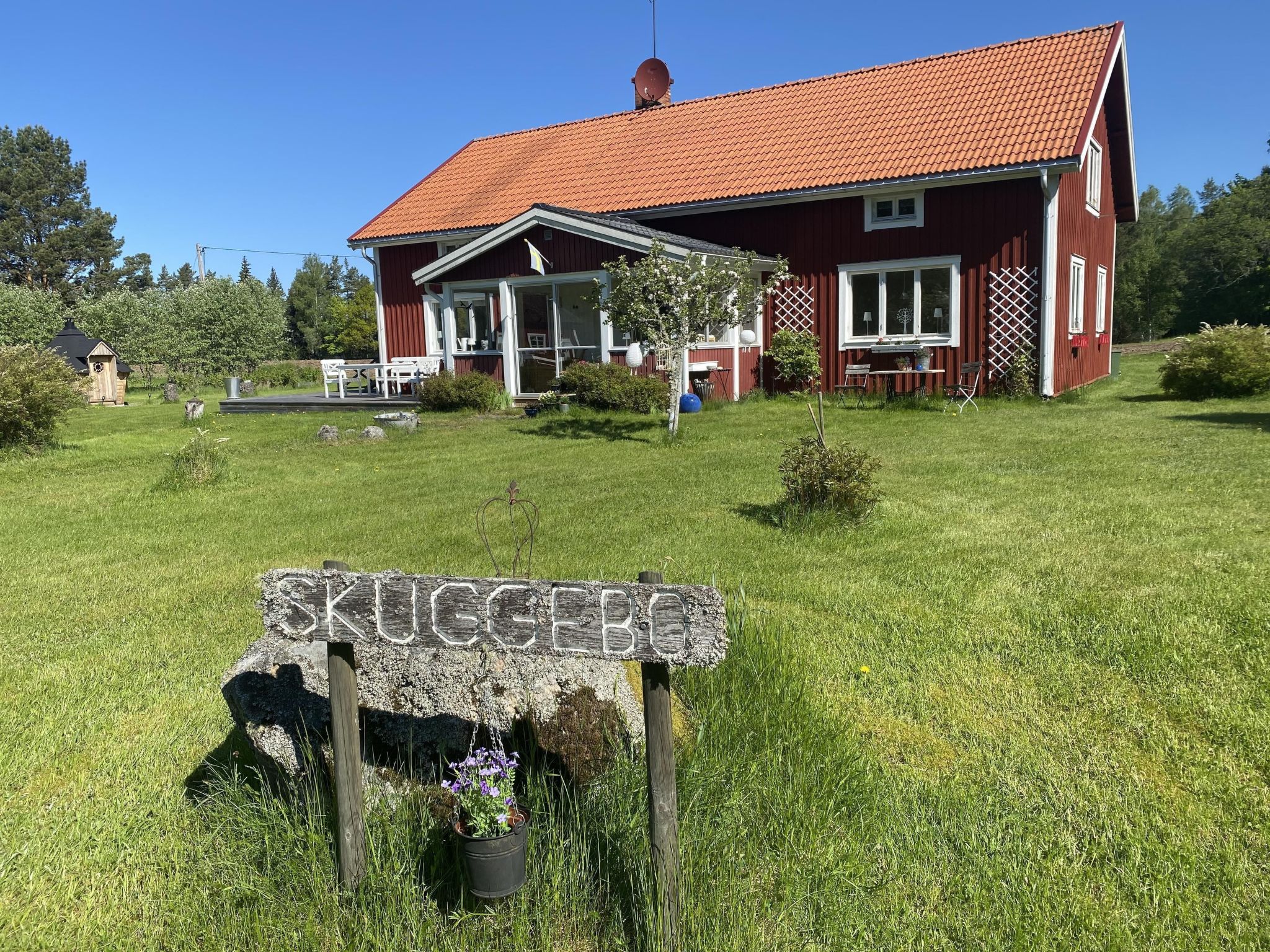 "Skuggebo Gårdsjön" – der Name sagt schon, dass es sich um ein direkt am Wasser liegendes Haus handelt, ein småländisches Ferienidyll für Familien und Angler in wirklich bester TOP-Ausstattung...