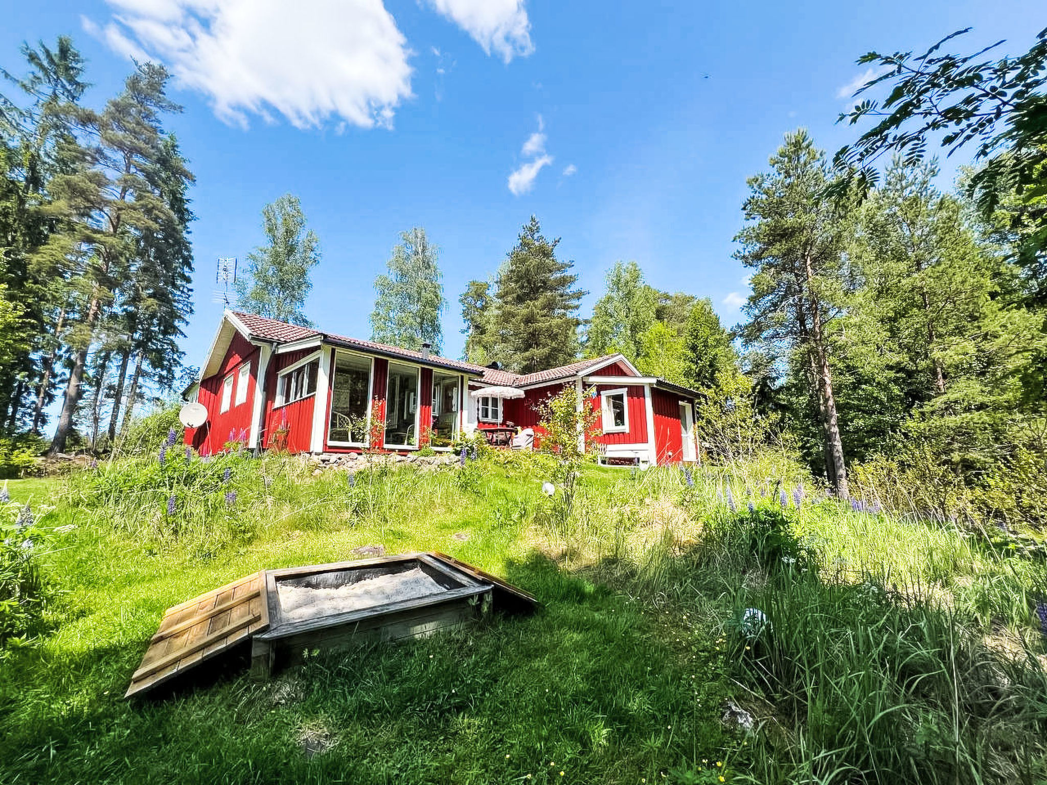 Idyllisch gelegenes, ebenerdiges Haus mit Terrasse