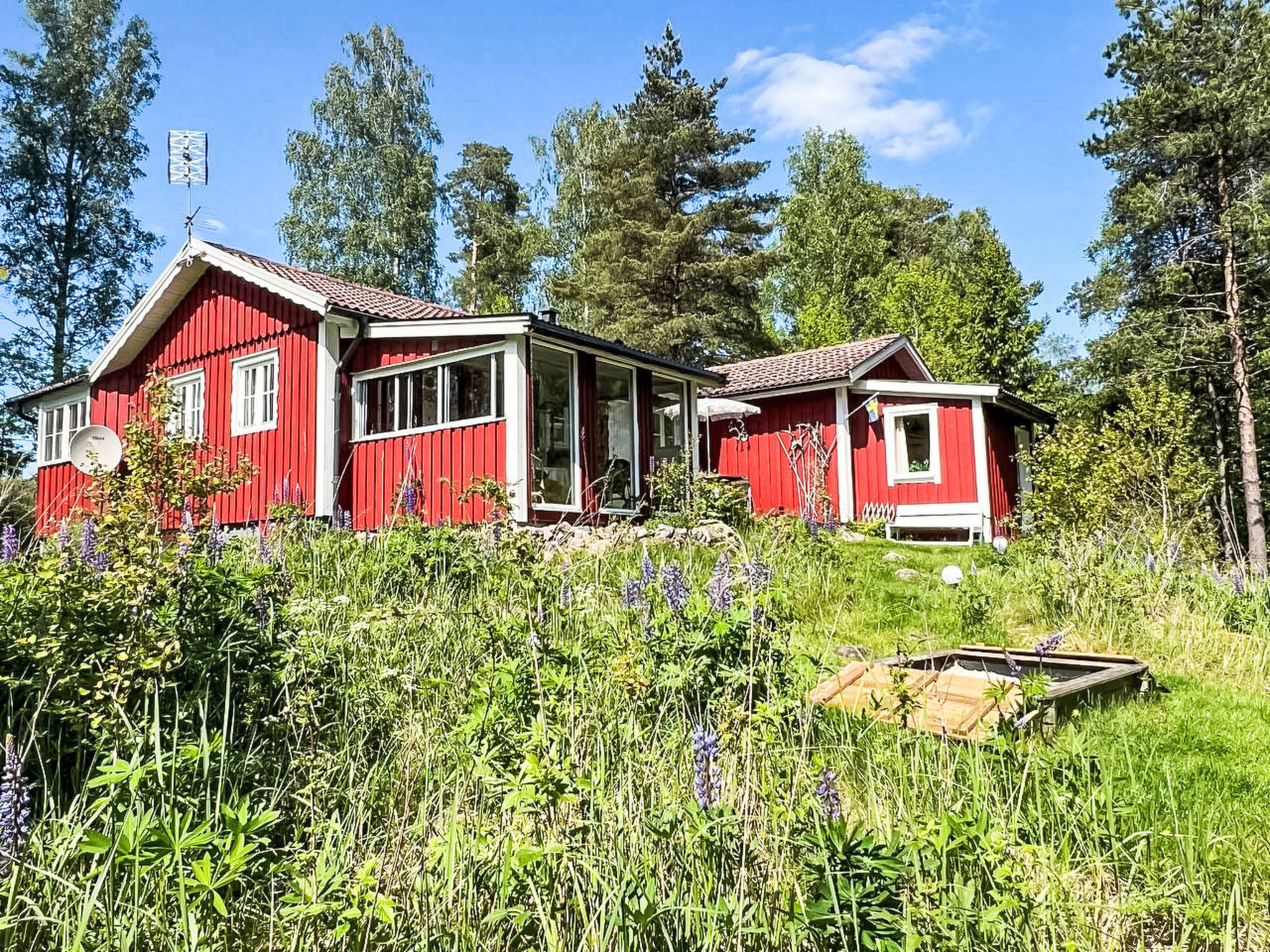 Idyllisch gelegenes, ebenerdiges Haus mit Terrasse - Buiten