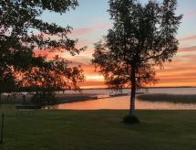 Vrijstaande bungalow direct aan het meer in Tibro voor 6 personen - thumbnail 1