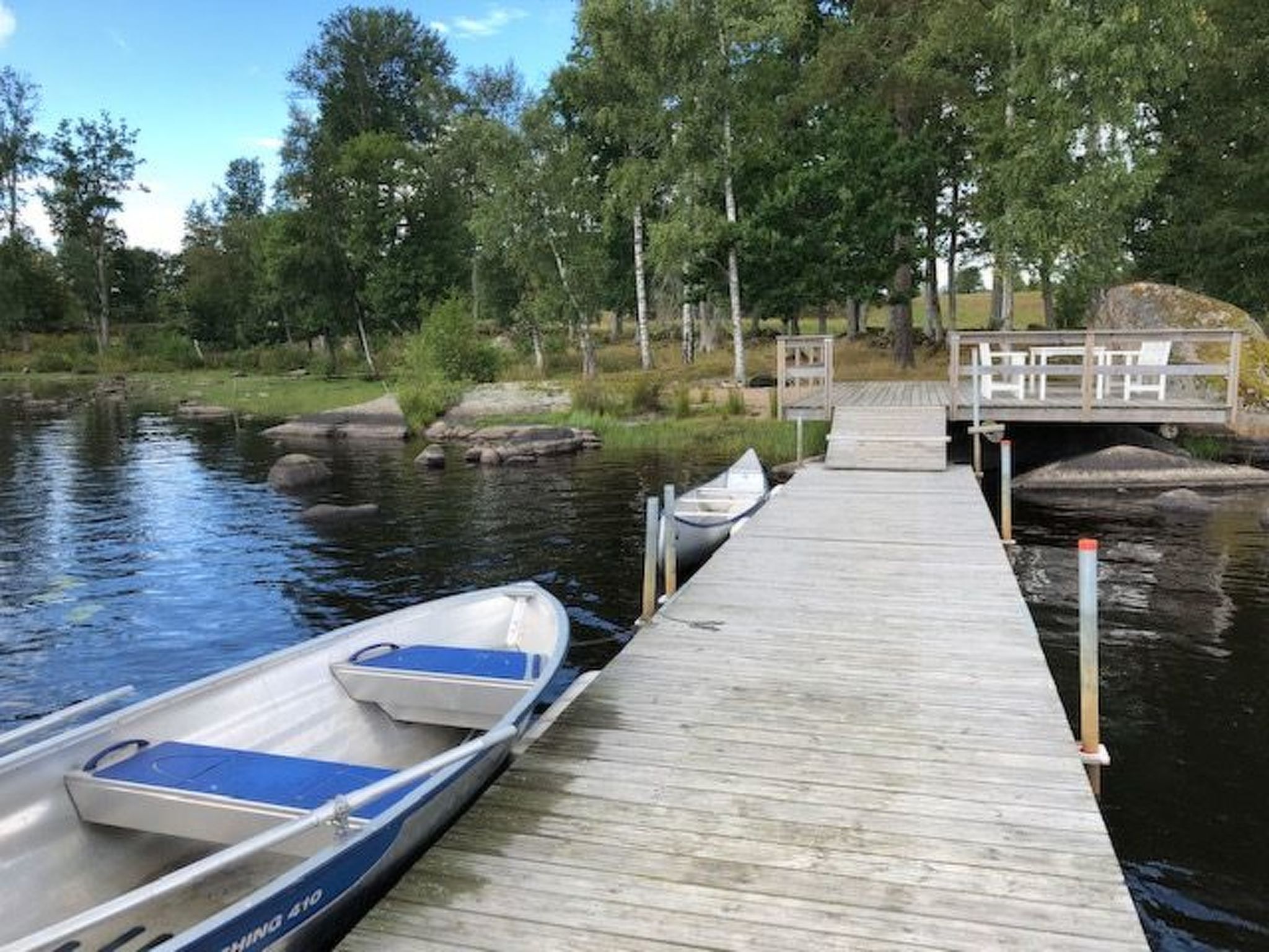 Schönes Ferienhaus in Småland mit Sauna, Bootssteg zum Schwimmen mit Ruderboot