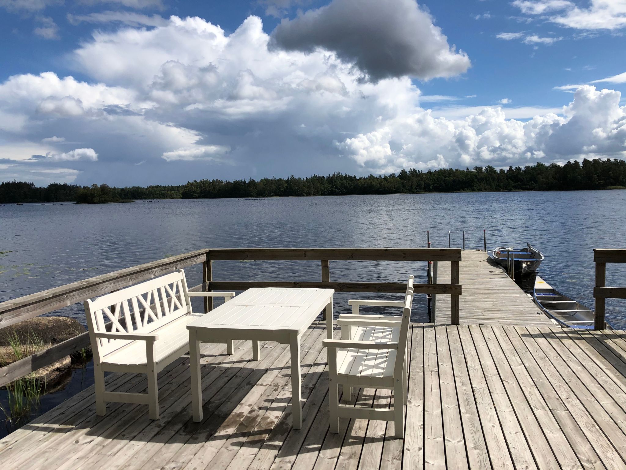 Schönes Ferienhaus in Småland mit Sauna, Bootssteg zum Schwimmen mit Ruderboot