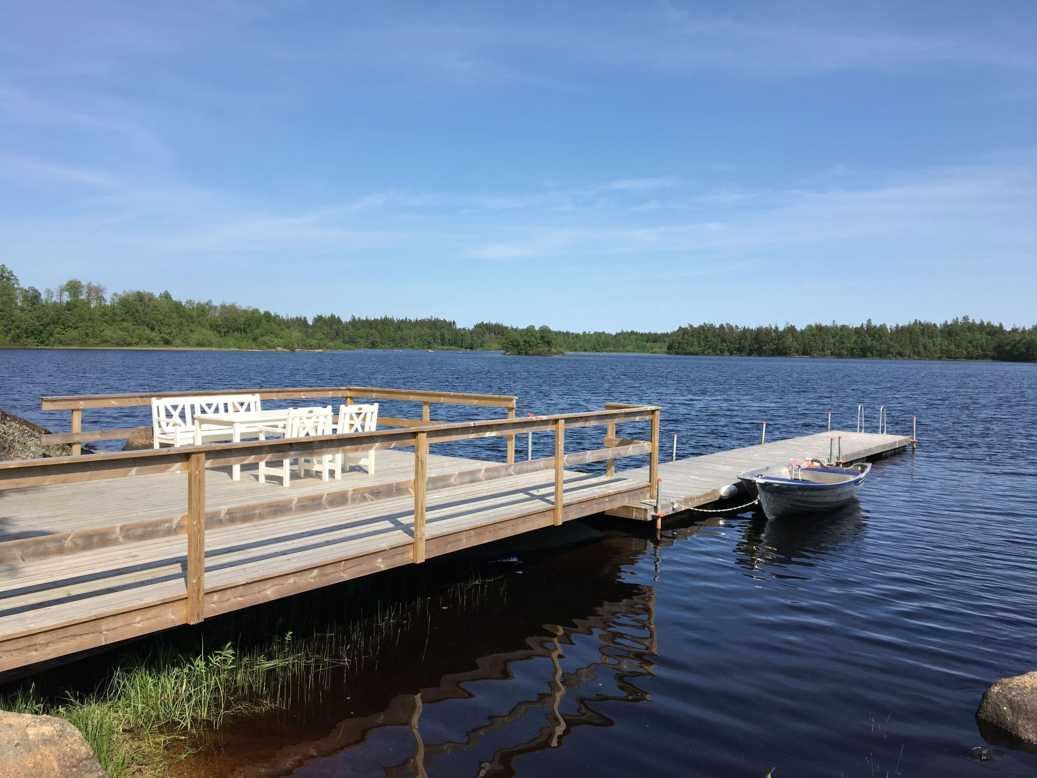 Schönes Ferienhaus in Småland mit Sauna, Bootssteg zum Schwimmen mit Ruderboot - Draußen