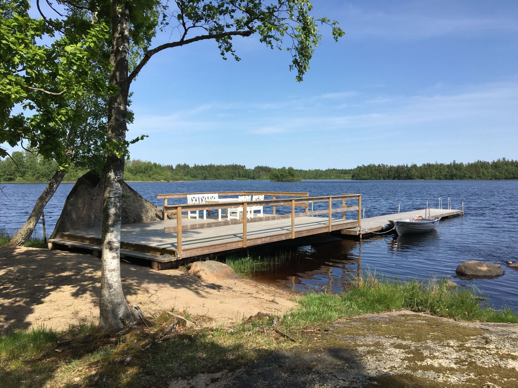 Schönes Ferienhaus in Småland mit Sauna, Bootssteg zum Schwimmen mit Ruderboot - Draußen
