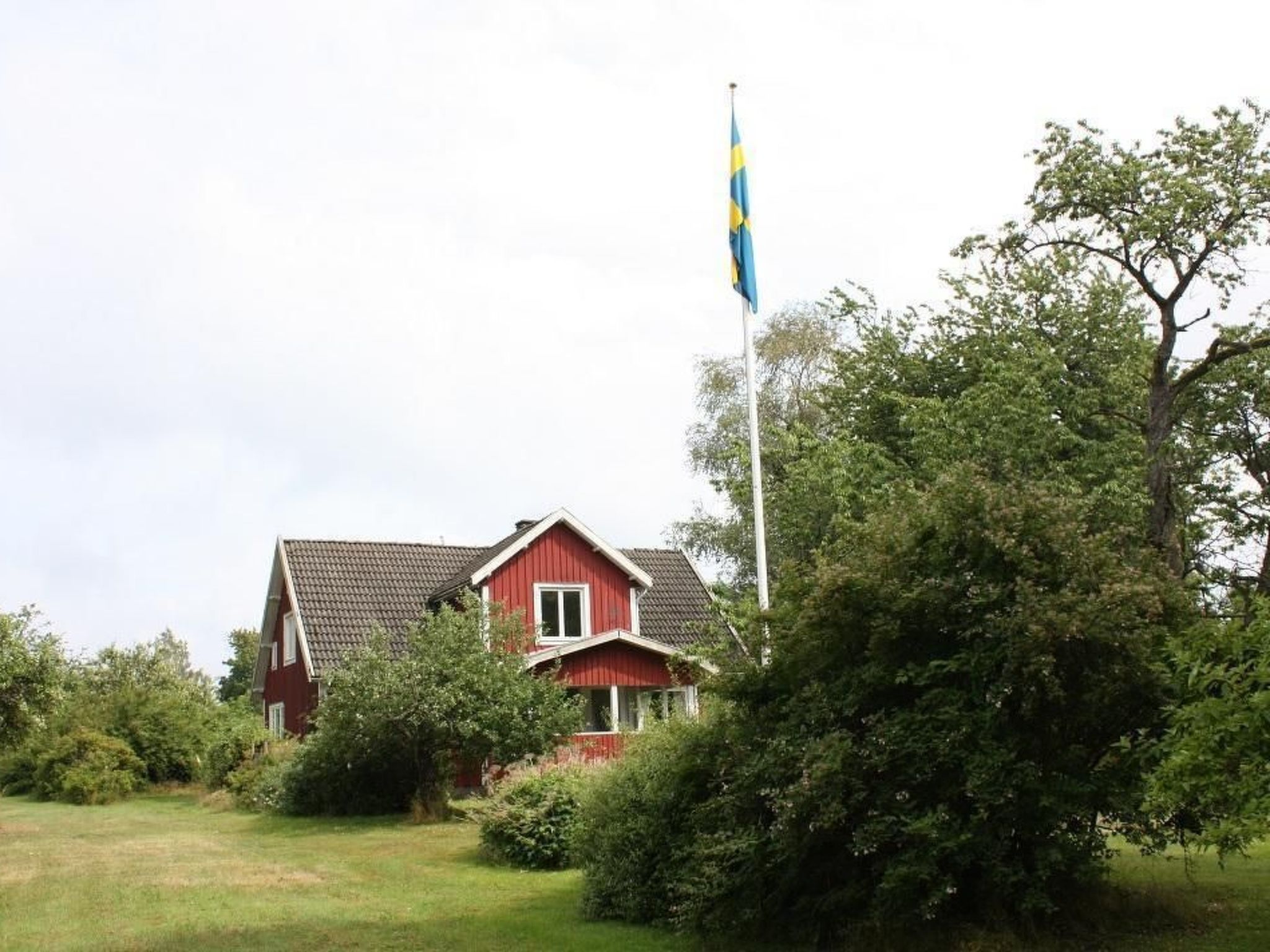 Schönes Ferienhaus in Småland mit Sauna, Bootssteg zum Schwimmen mit Ruderboot - Draußen