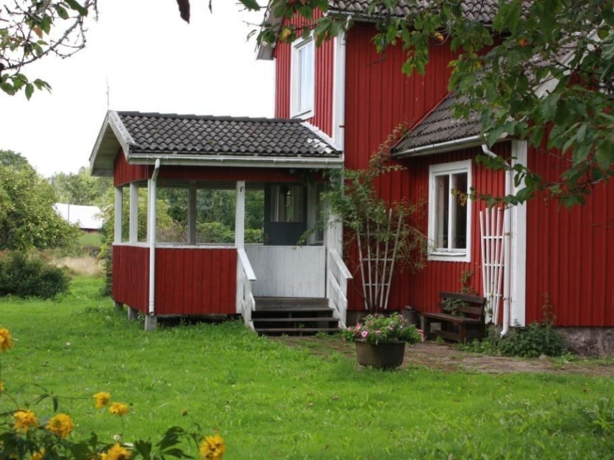 Schönes Ferienhaus in Småland mit Sauna, Bootssteg zum Schwimmen mit Ruderboot - Draußen