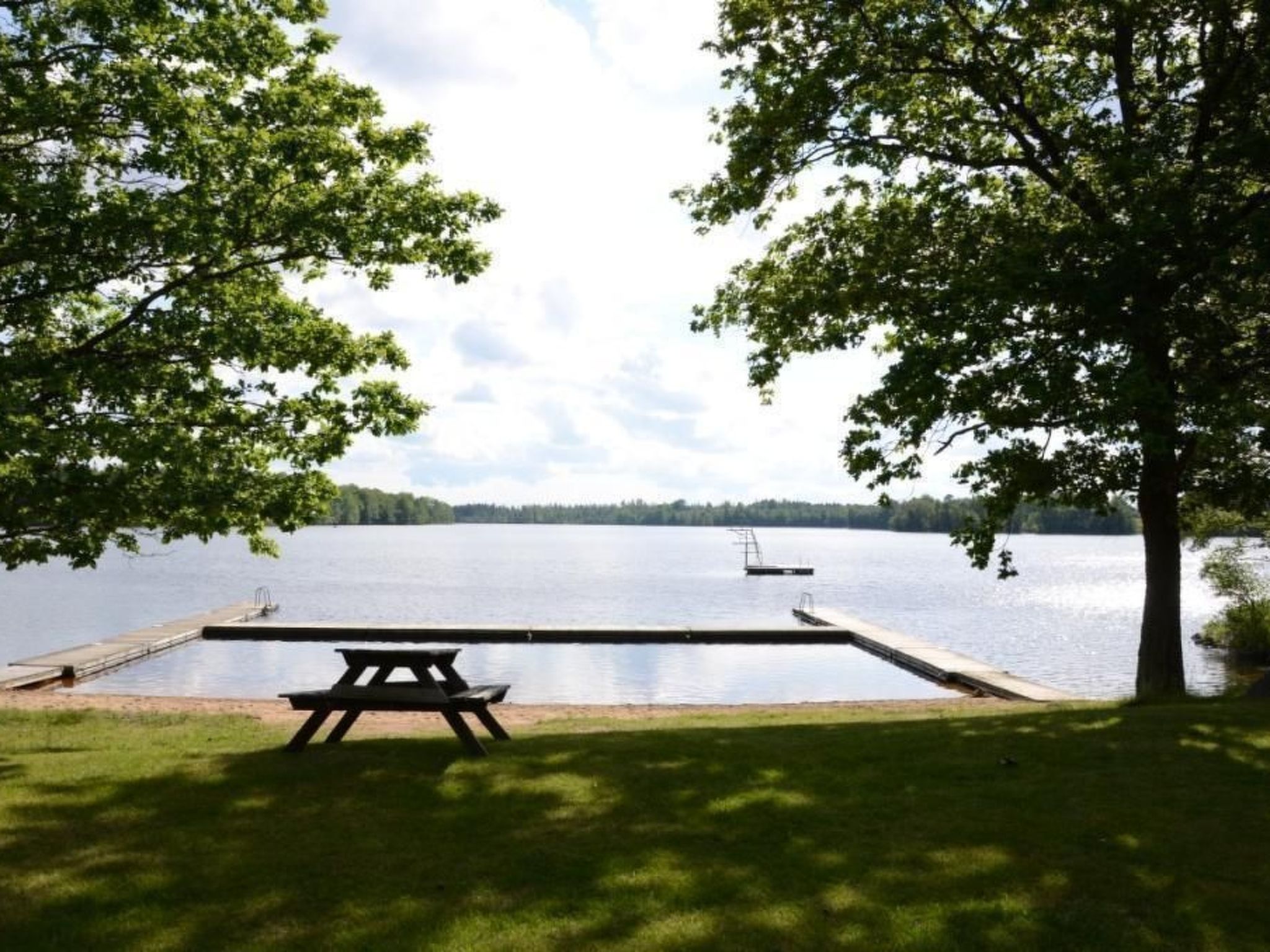 Schönes Ferienhaus in Småland mit Sauna, Bootssteg zum Schwimmen mit Ruderboot - Draußen