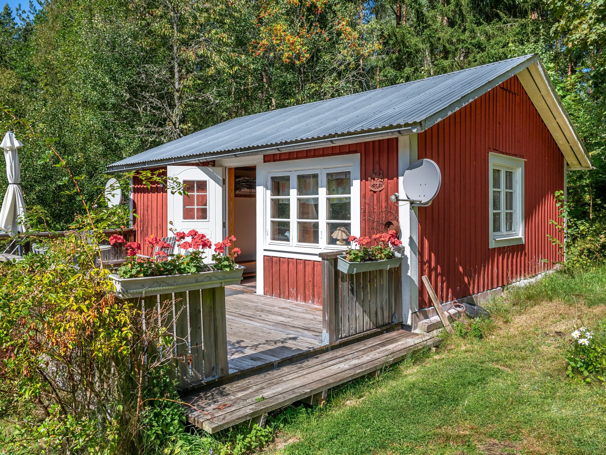 "Stenfors", huis 2-kamers 38 m2. Gezellig ingericht: woon-/slaapkamer met 1 2-pers divanbed, eettafel, Sat-TV en stereo-installatie. Uitgang naar het terras. 1 kamer met 2 bedden. Open keuken (4-pits ..