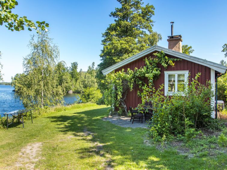 "Lidelund", 1-Zimmer-Haus 33 m2. Zweckmässig und schön eingerichtet: Wohn-/Schlafzimmer mit 1 Bett (120 cm), 1 Doppeldiwanbett, offenem Kamin und Esstisch. Kleine, offene Küche (Backofen, Toaster, ..