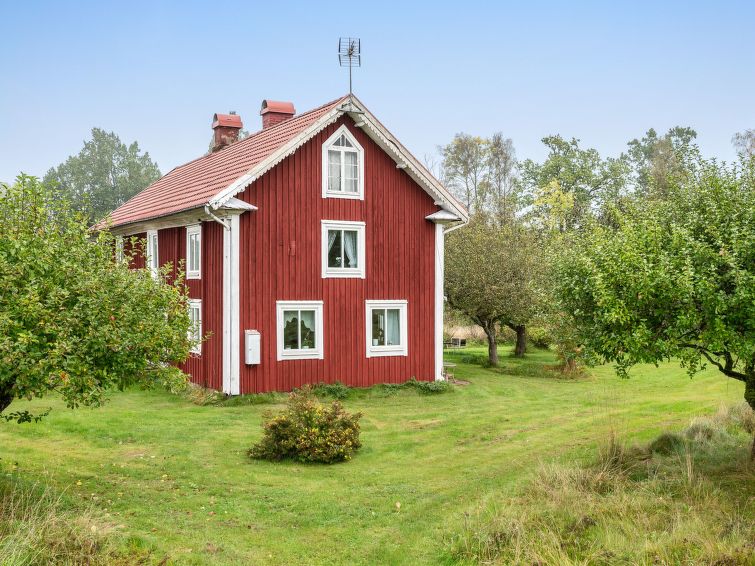 "Källehult", huis 4-kamers 100 m2. Eenvoudig ingericht: woon-/eetkamer met zwedenkachel (alleen decoratie). 1 kamer met 2 bedden. Woonkamer met 1 divanbed en TV. Kleine keuken (4-pits kookplaat, afwa..