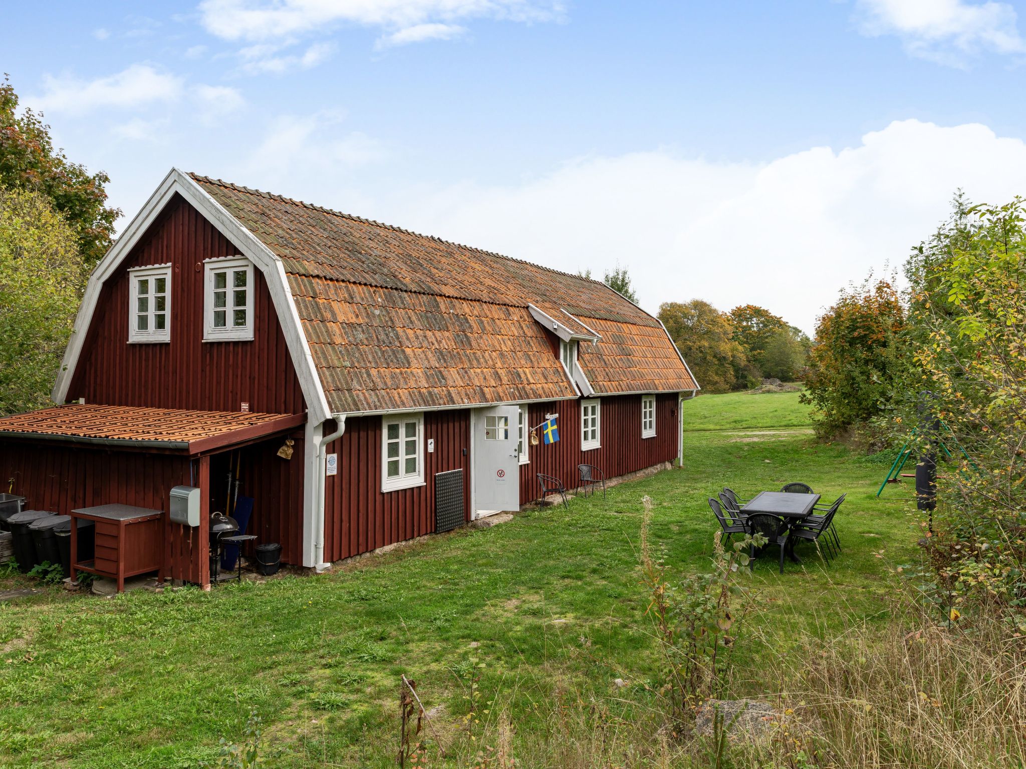 "Guttamåla", 6-Zimmer-Haus 160 m2. Wohnzimmer mit TV. 1 Zimmer mit 1 Doppelbett. Offene Küche (4 Kochplatten, Backofen, Geschirrspüler, Toaster, Wasserkocher, Tiefkühler, elektrische Kaffeemaschin..