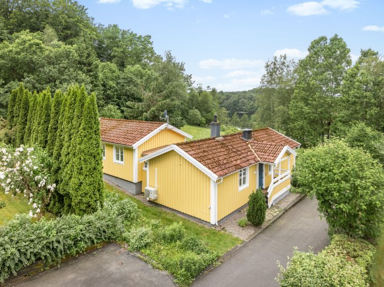 "Kvarnfallet", huis 5-kamers 100 m2 op 2 verdiepingen. Licht, smaakvol ingericht: woonkamer met zwedenkachel en Sat-TV. Uitgang naar het terras. Eetkamer. Open keuken (4-pits kookplaat, oven, broodroo..