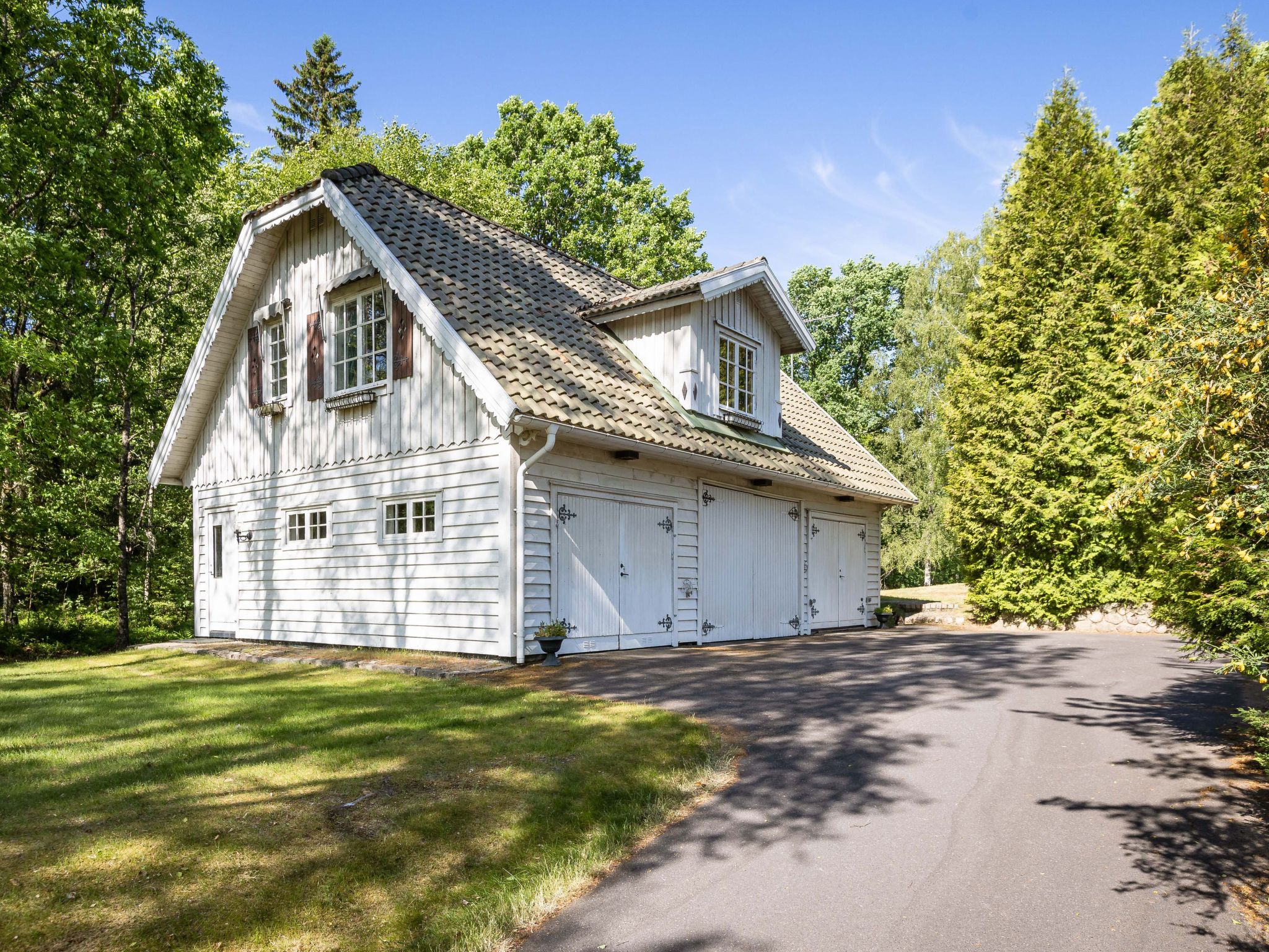 "Norrviken", huis 4-kamers 105 m2 op 2 verdiepingen. Comfortabel ingericht: woon-/slaapkamer met 3 bedden, zwedenkachel, eettafel, Digitale TV en stereo-installatie. Uitgang naar de tuin. Open keuken ..