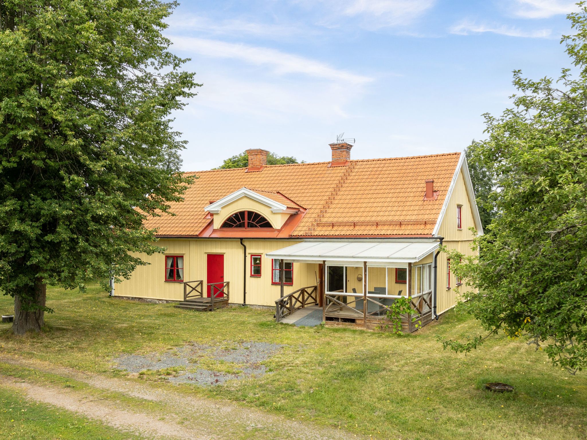 "Skogstorpet", 2-Zimmer-Haus 60 m2. Zweckmässig eingerichtet: Wohn-/Schlafzimmer mit 1 Diwanbett und Schwedenofen (nur Deko). 1 Zimmer mit 2 Betten. Offene Küche (4 Kochplatten, Backofen, Toaster, M..