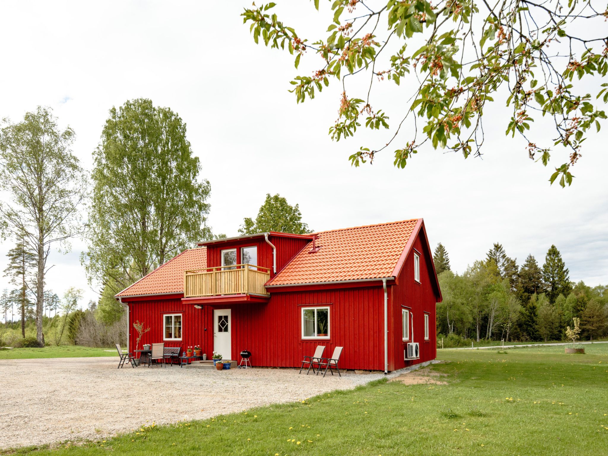 "Hönetorpet", huis 3-kamers 60 m2. Woon-/slaapkamer met 1 divanbed en TV. 1 kamer met 1 2-pers bed (140 cm, lengte 200 cm). 1 kamer met 1 2-pers bed (180 cm, lengte 200 cm). Keuken (4 keramische glas..