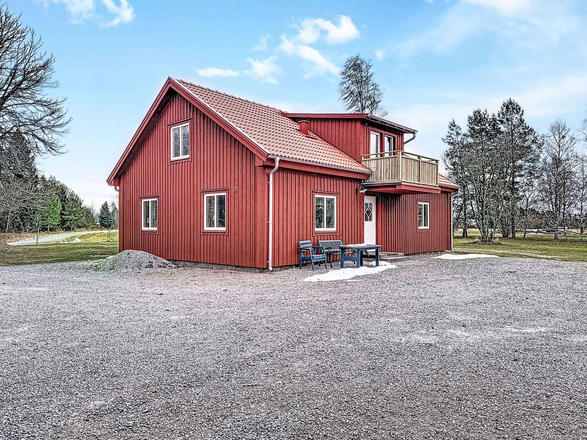 "Hönetorpet", huis 3-kamers 60 m2. Woon-/slaapkamer met 1 divanbed en TV. 1 kamer met 1 2-pers bed (140 cm, lengte 200 cm). 1 kamer met 1 2-pers bed (180 cm, lengte 200 cm). Keuken (4 keramische glas..