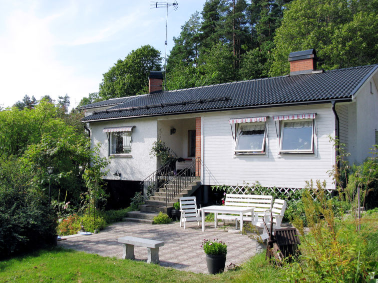 "Trollsjö Stegeborg (OST102)", halfvrijstaand huis 4-kamers 130 m2, op de begane grond. Licht, gezellig ingericht: woon-/slaapkamer met 1 x 2 stapelbedden, open haard en Sat-TV. 1 kamer met 1 2-pers ..