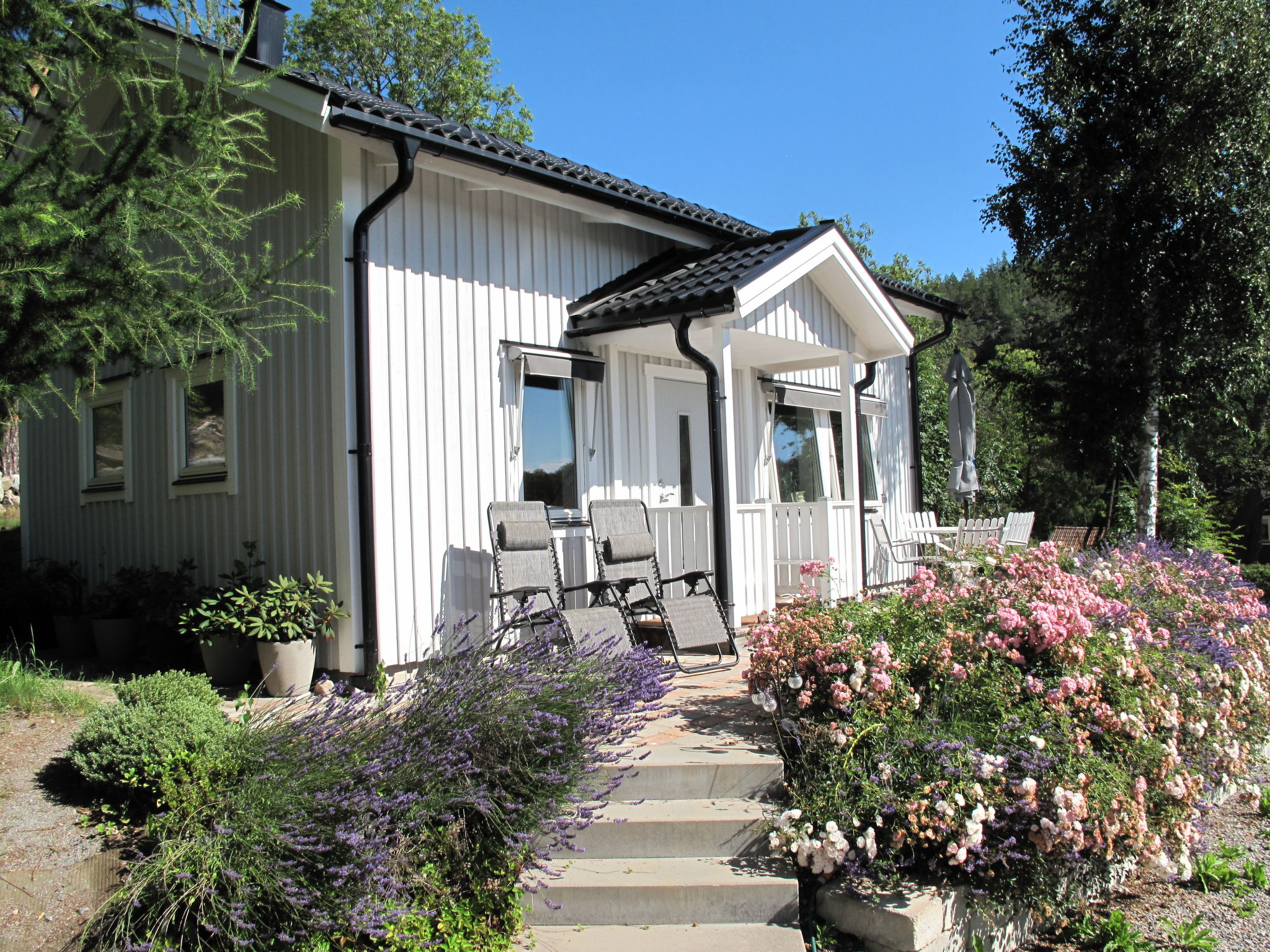 "Norrkrog Utsikten", huis 1-kamer 40 m2 op 2 verdiepingen. Het objekt is geschikt voor 2 volwassenen + 2 kinderen. Licht, gezellig ingericht: woon-/eetkamer met Sat-TV. Uitgang naar het terras. Woon-/..