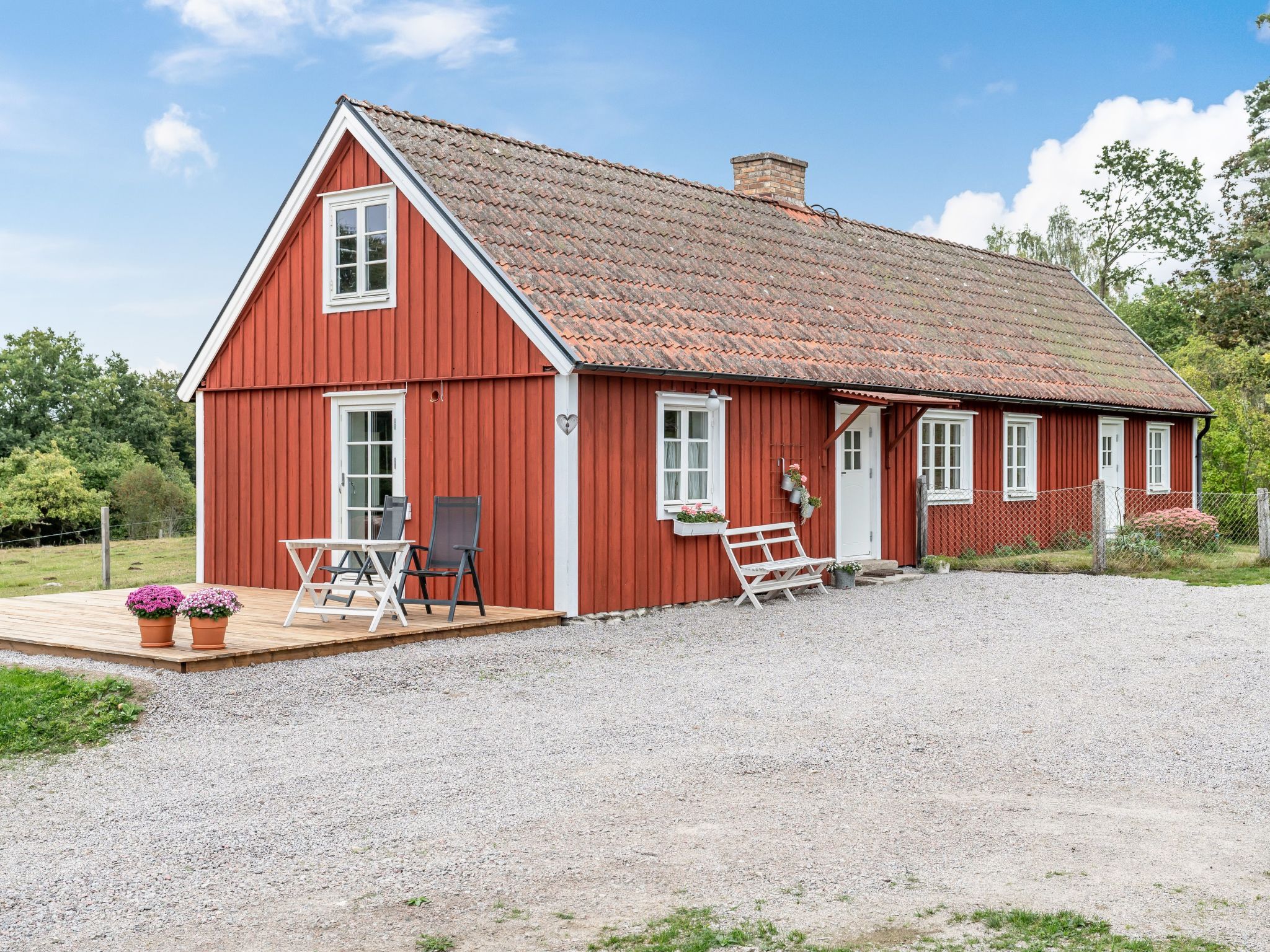 "Blistorp", huis 4-kamers 100 m2. Mooi en gezellig ingericht: woon-/eetkamer met eettafel. 1 kamer met 1 2-pers bed. 1 kamer met 1 bed en 1 2-pers bed. 1 kamer met 1 bed. Open keuken (afwasmachine, 4 ..