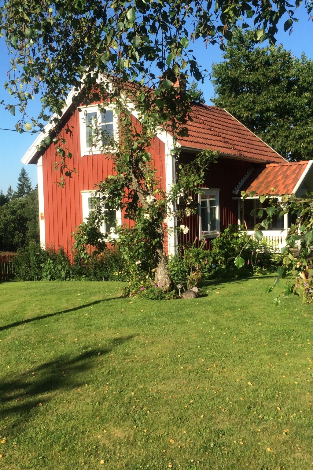 This house is about 7km from Skillingaryd in very quiet surroundings.There is access to the garden with garden furniture. The accommodation is right next to the forest and is on a farm site with agric..